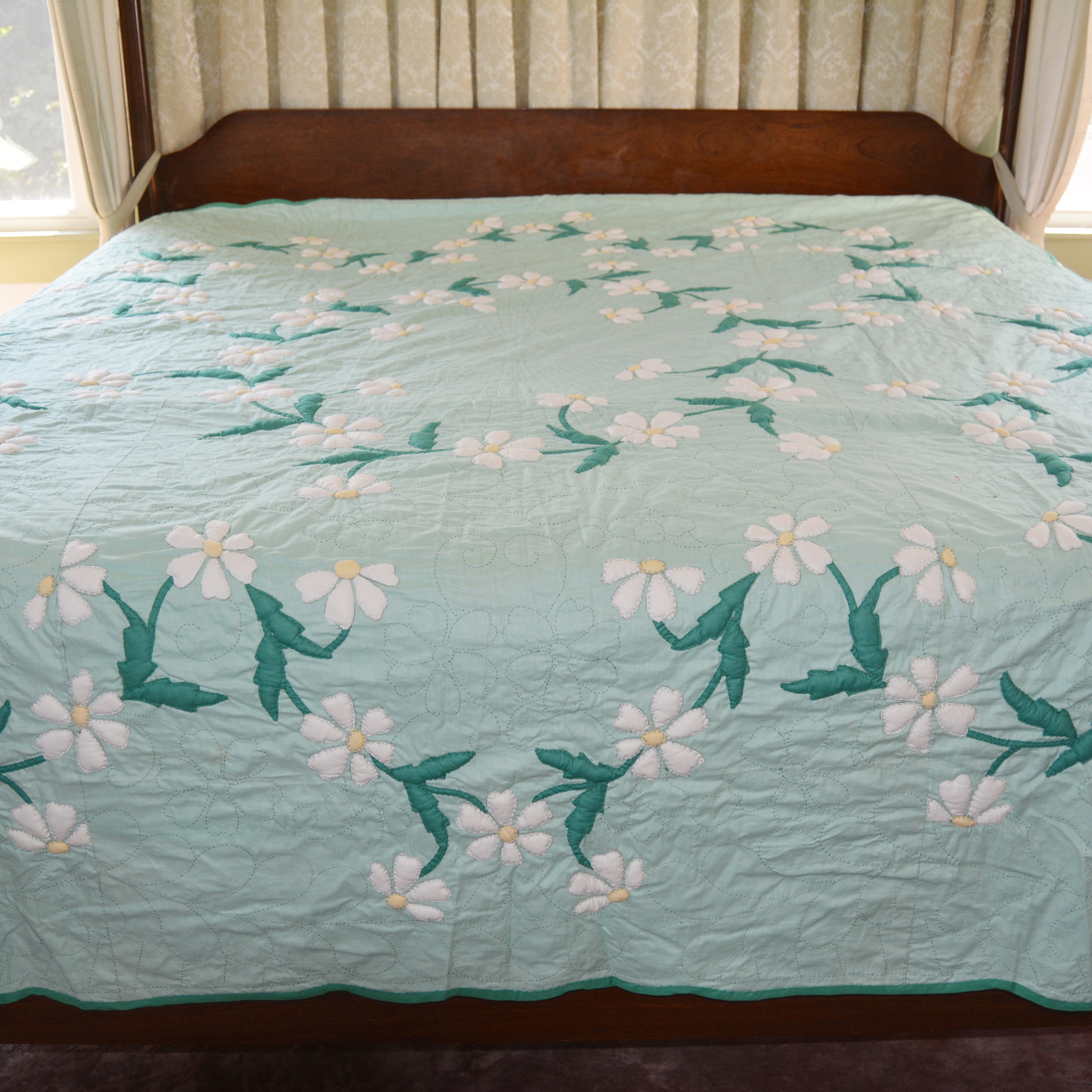 Vintage Handmade Daisy Applique Quilt