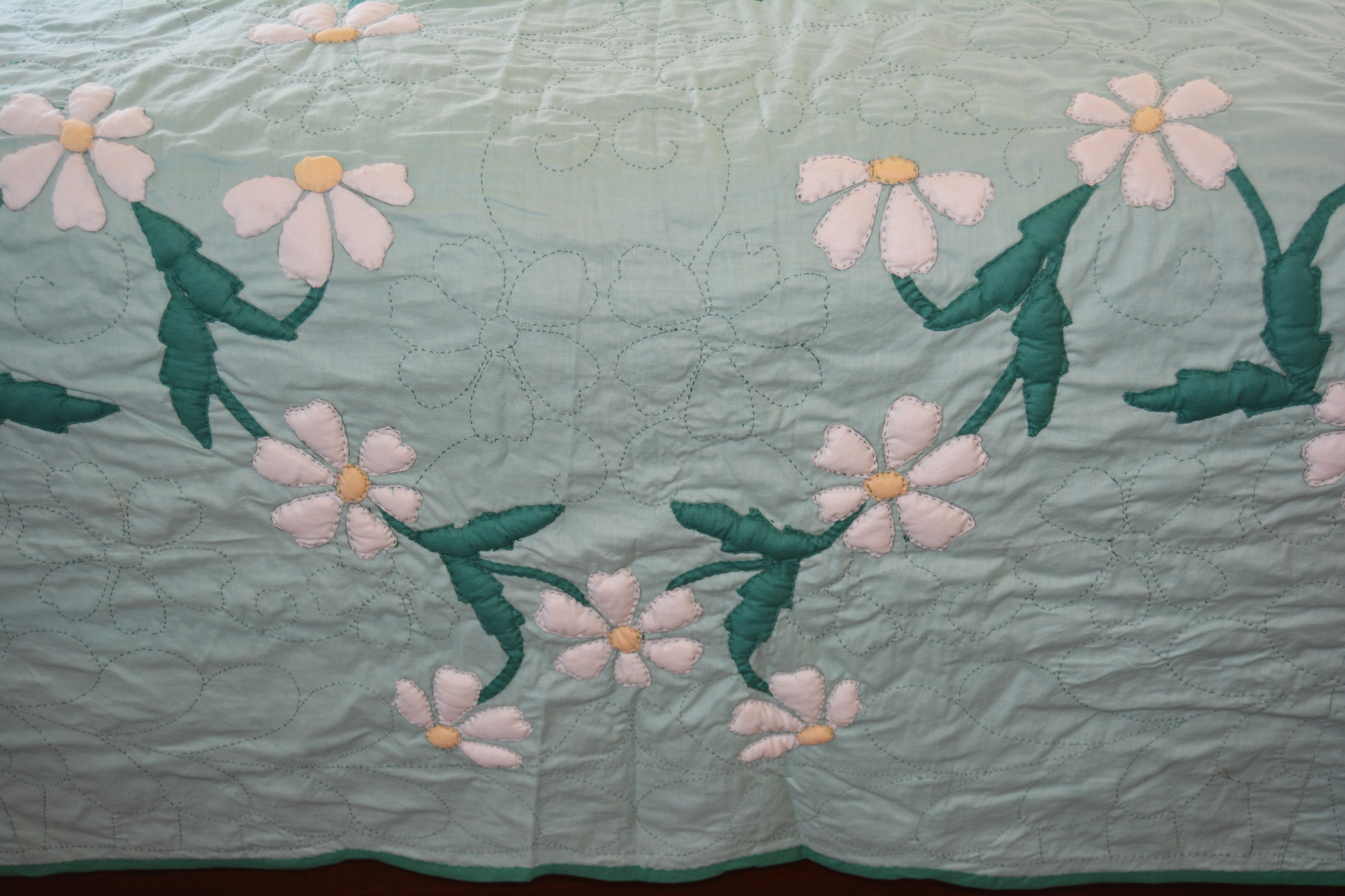 Vintage Handmade Daisy Applique Quilt