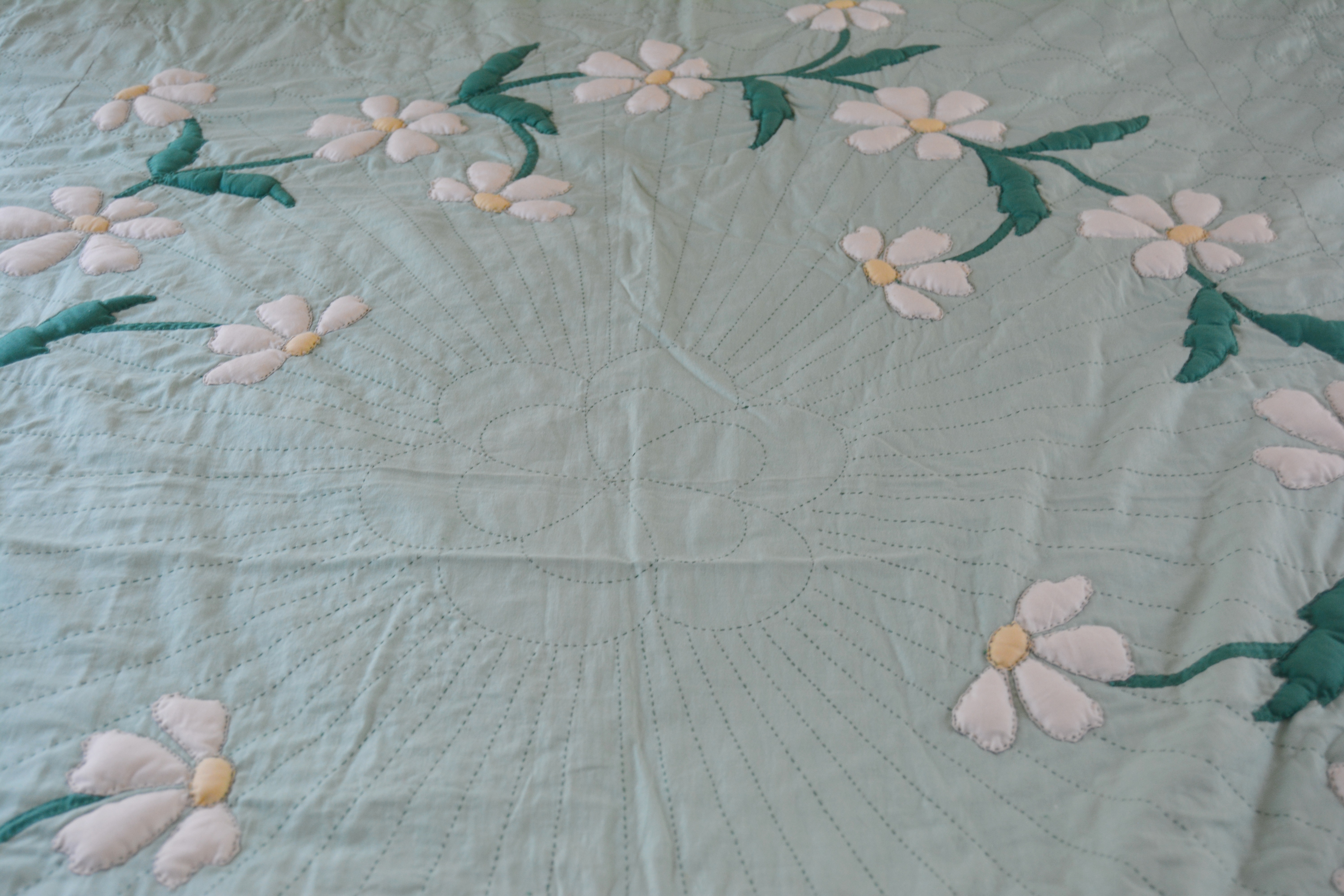 Vintage Handmade Daisy Applique Quilt