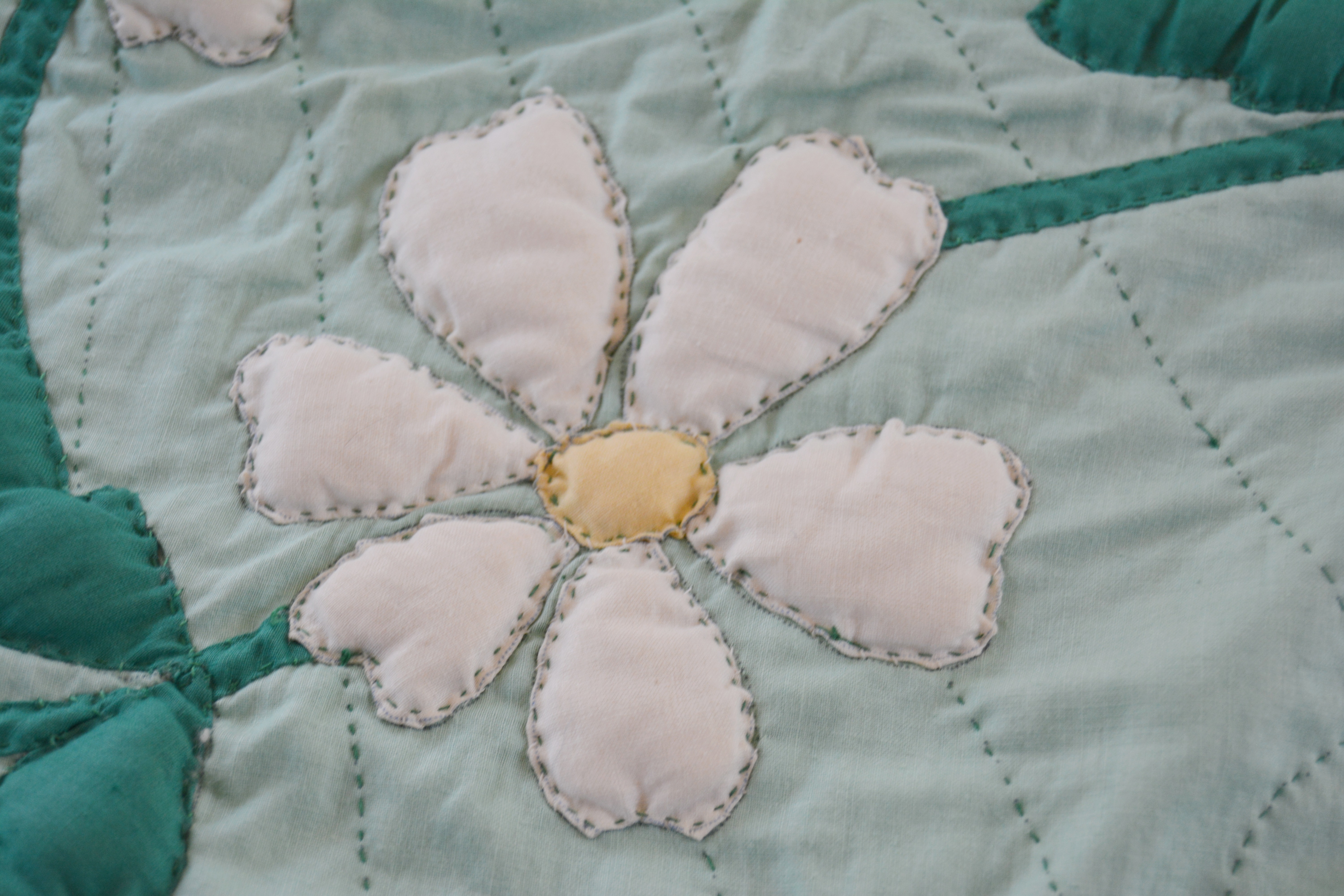 Vintage Handmade Daisy Applique Quilt