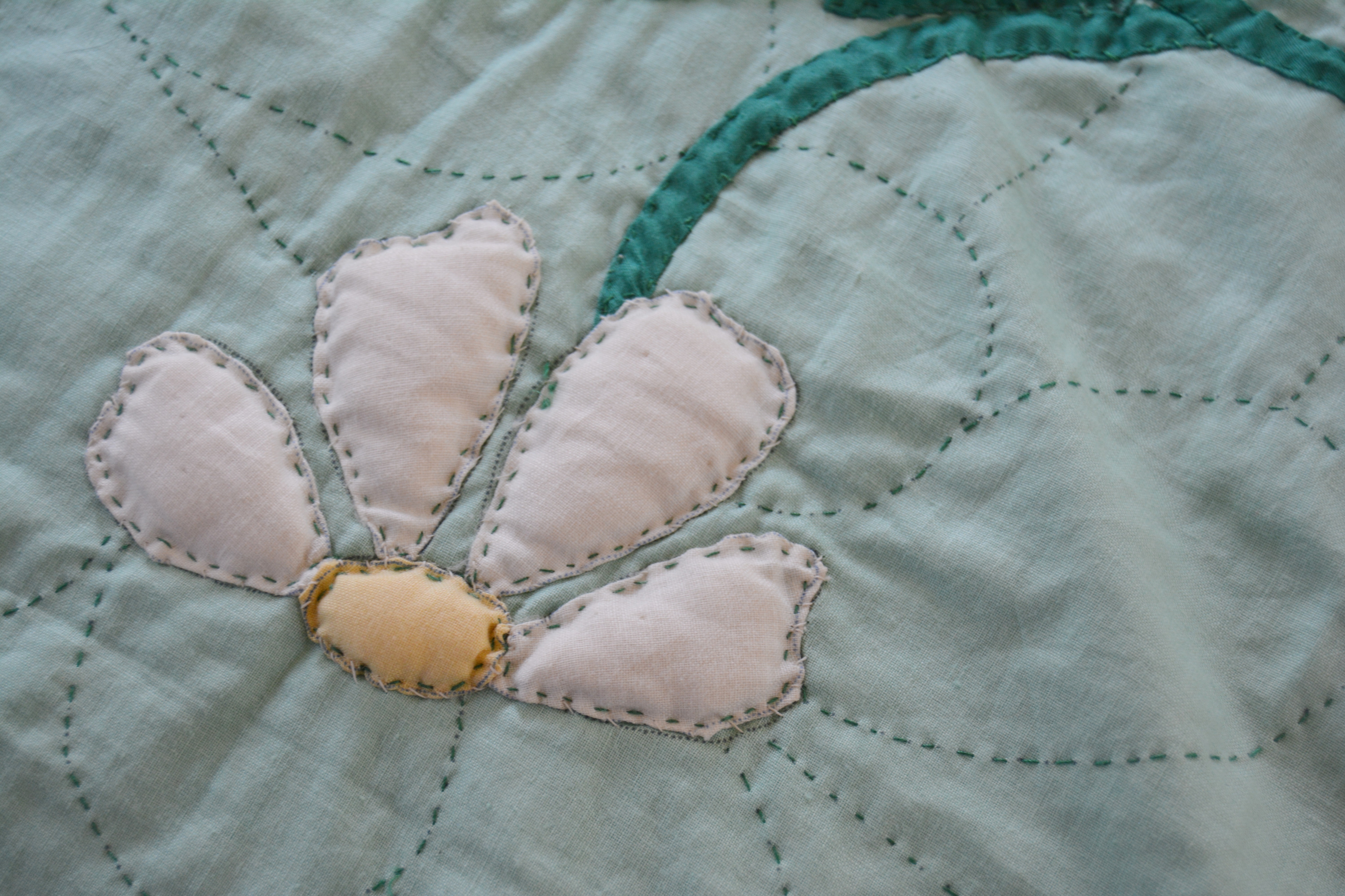 Vintage Handmade Daisy Applique Quilt