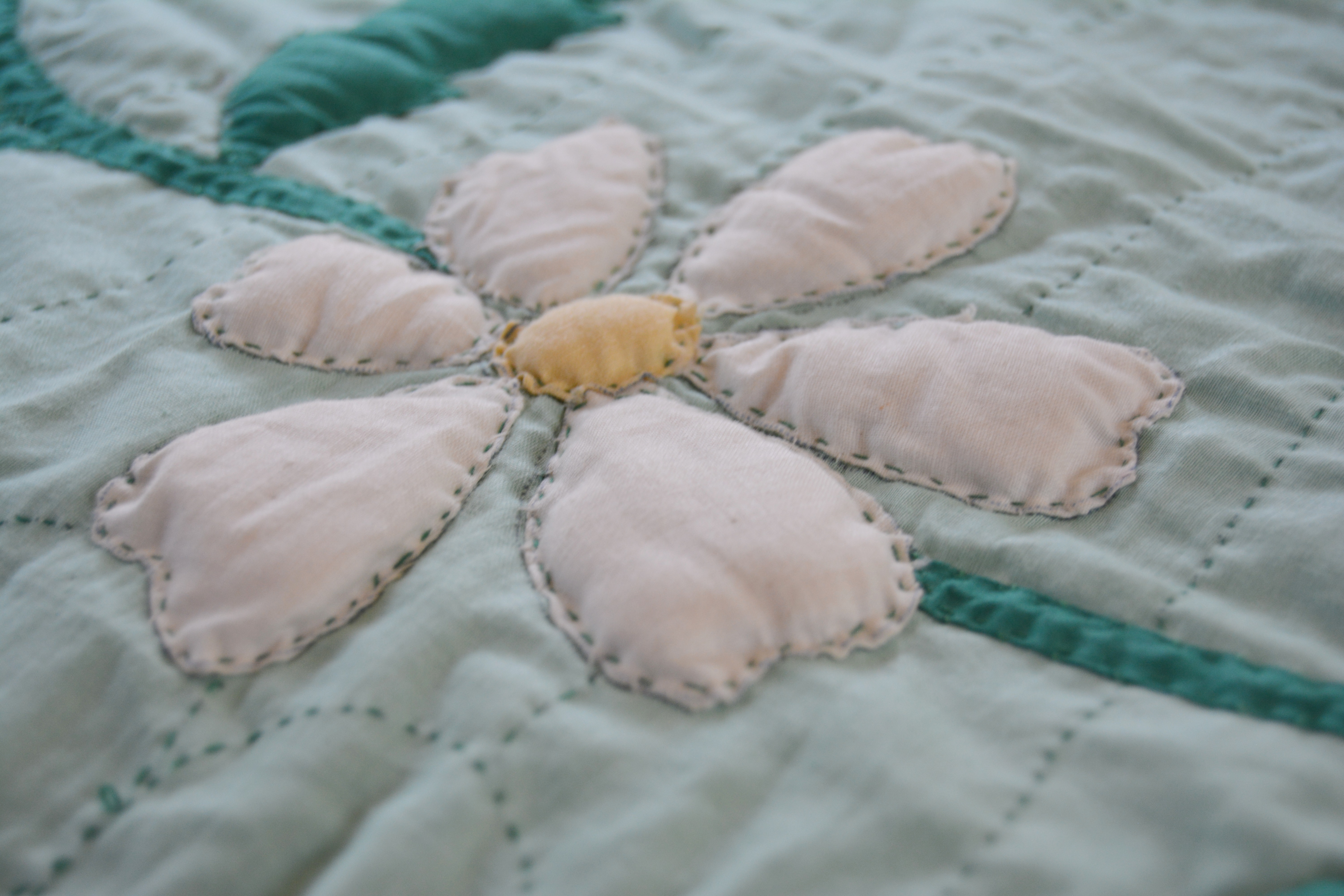 Vintage Handmade Daisy Applique Quilt