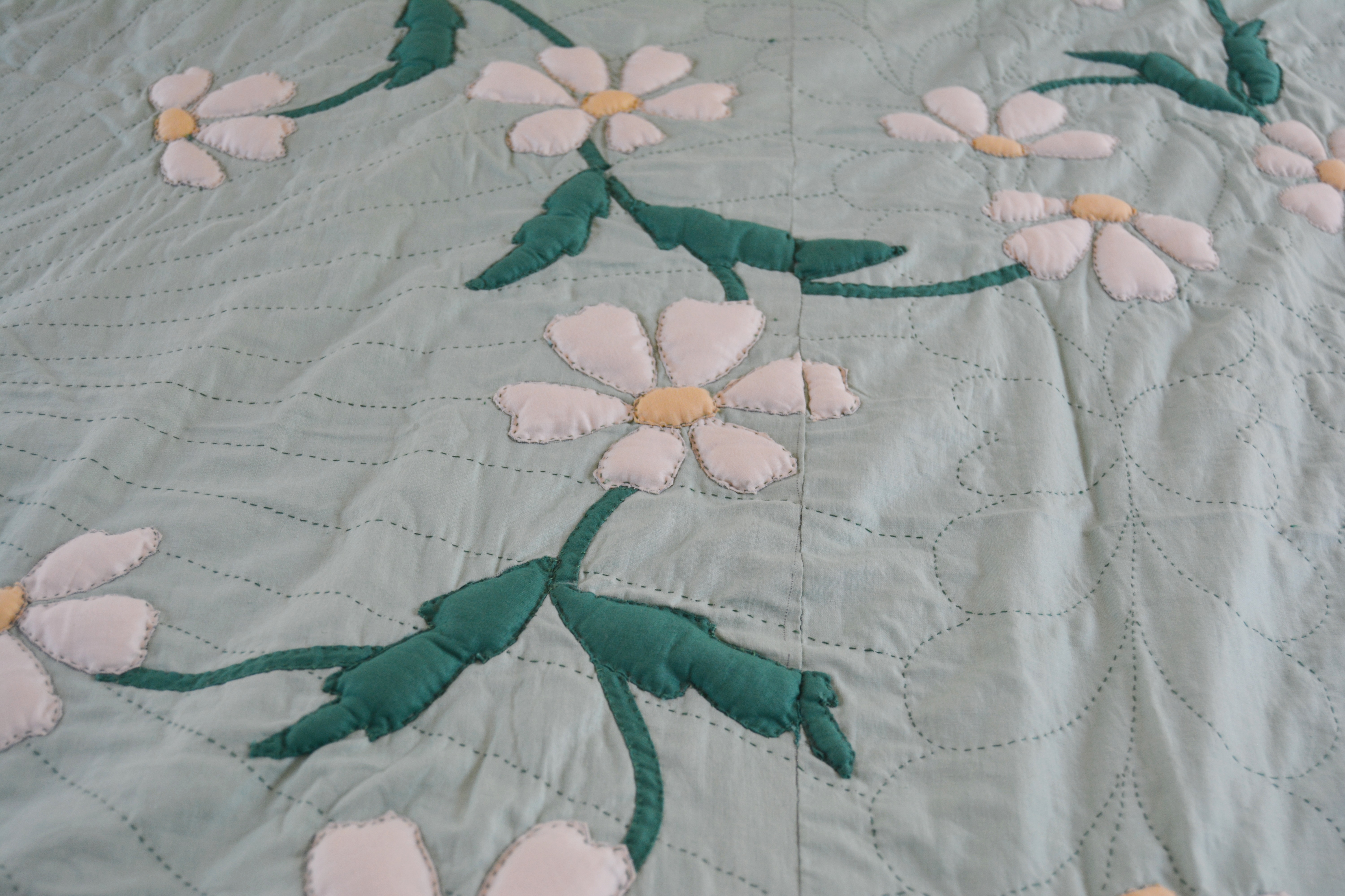 Vintage Handmade Daisy Applique Quilt