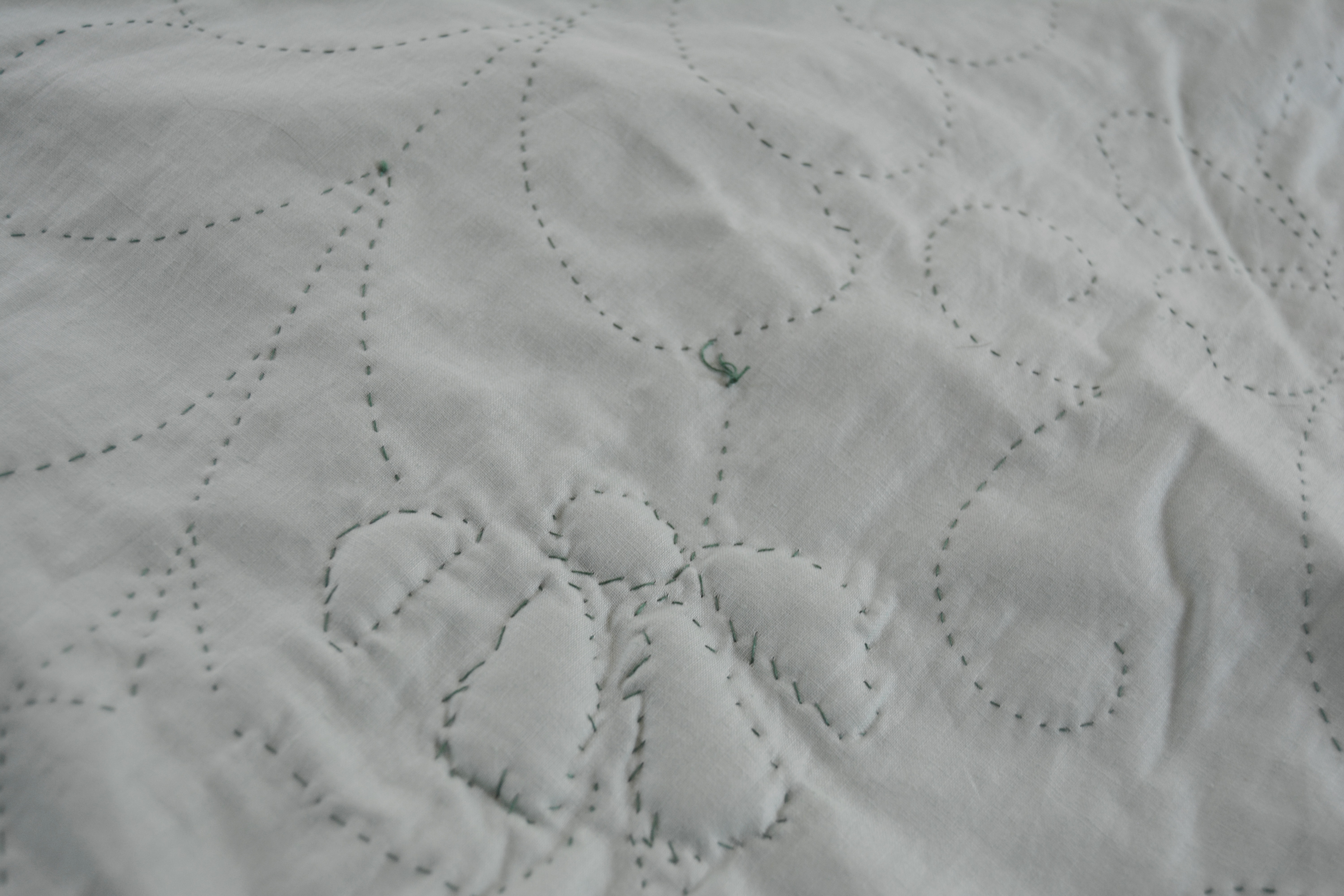 Vintage Handmade Daisy Applique Quilt