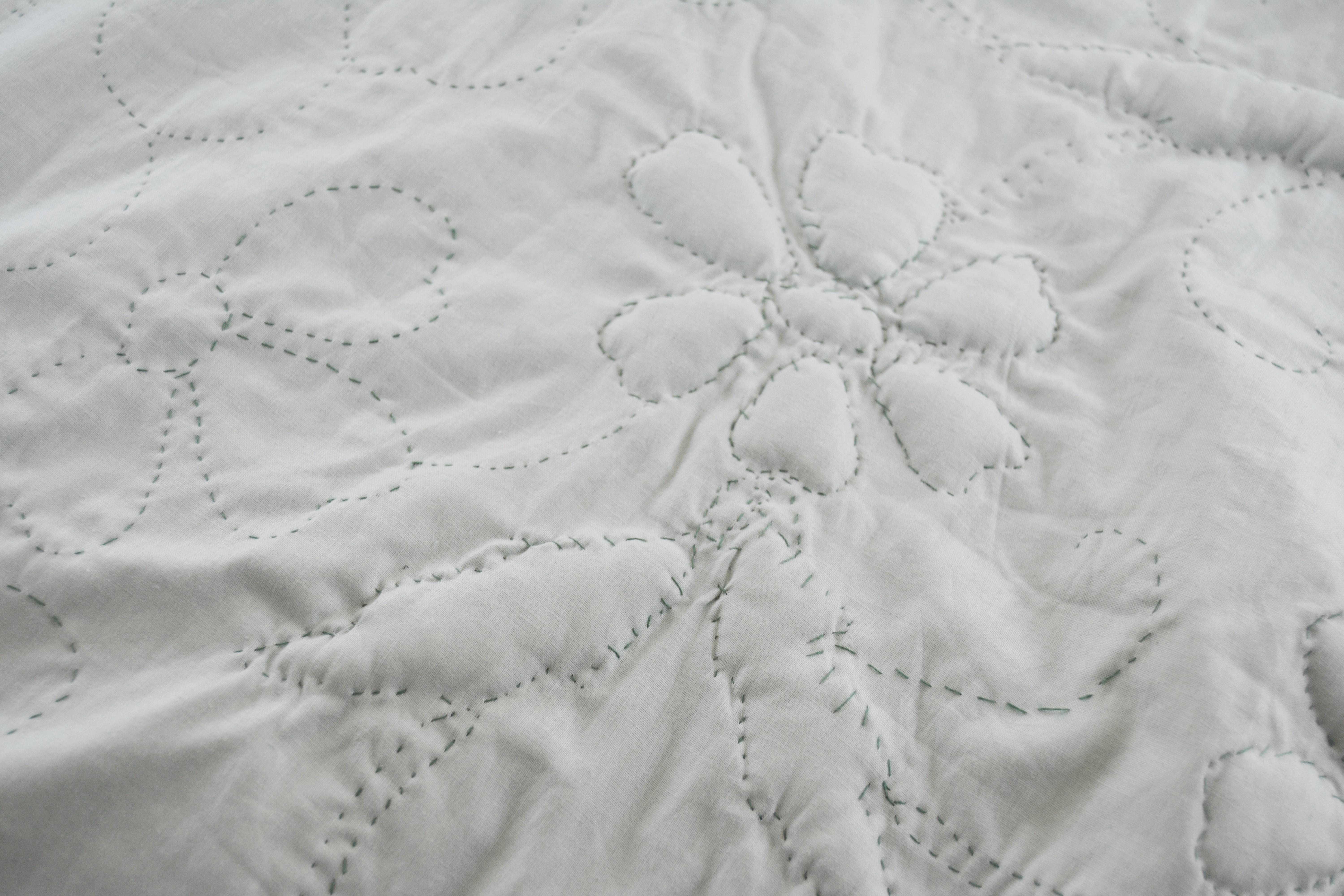 Vintage Handmade Daisy Applique Quilt