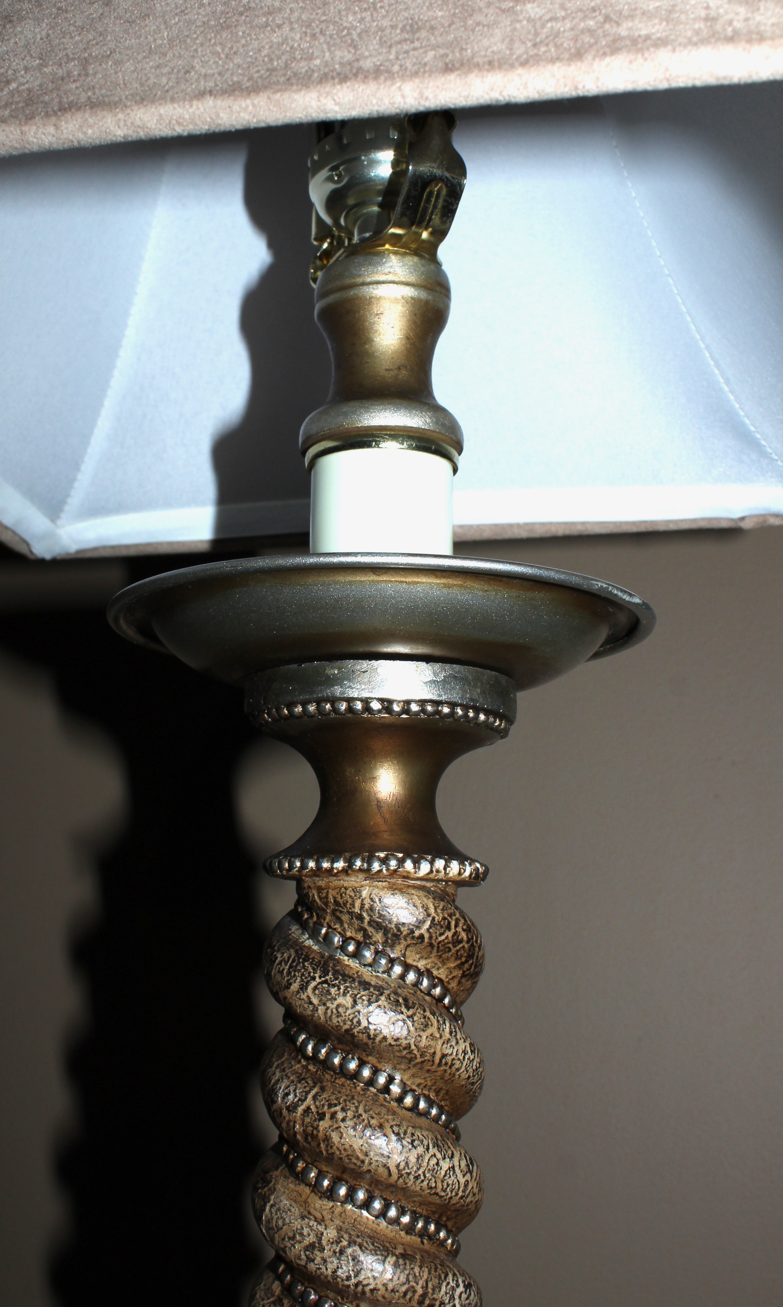 Spiral Crackled Finish Entry Lamp