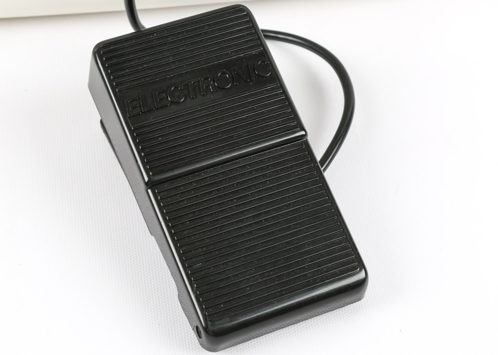 Singer Sewing Machine in Hard Case