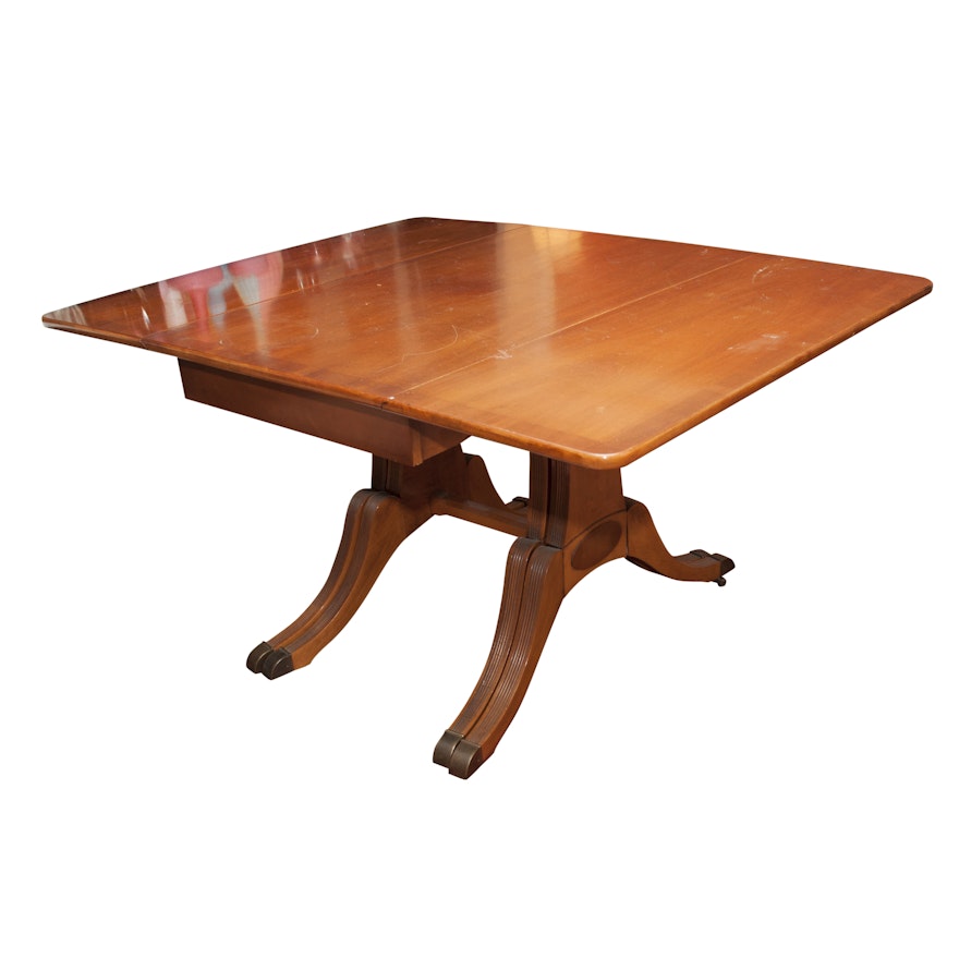 Federal Style Mahogany Drop Leaf Dining Room Table, 20th Century
