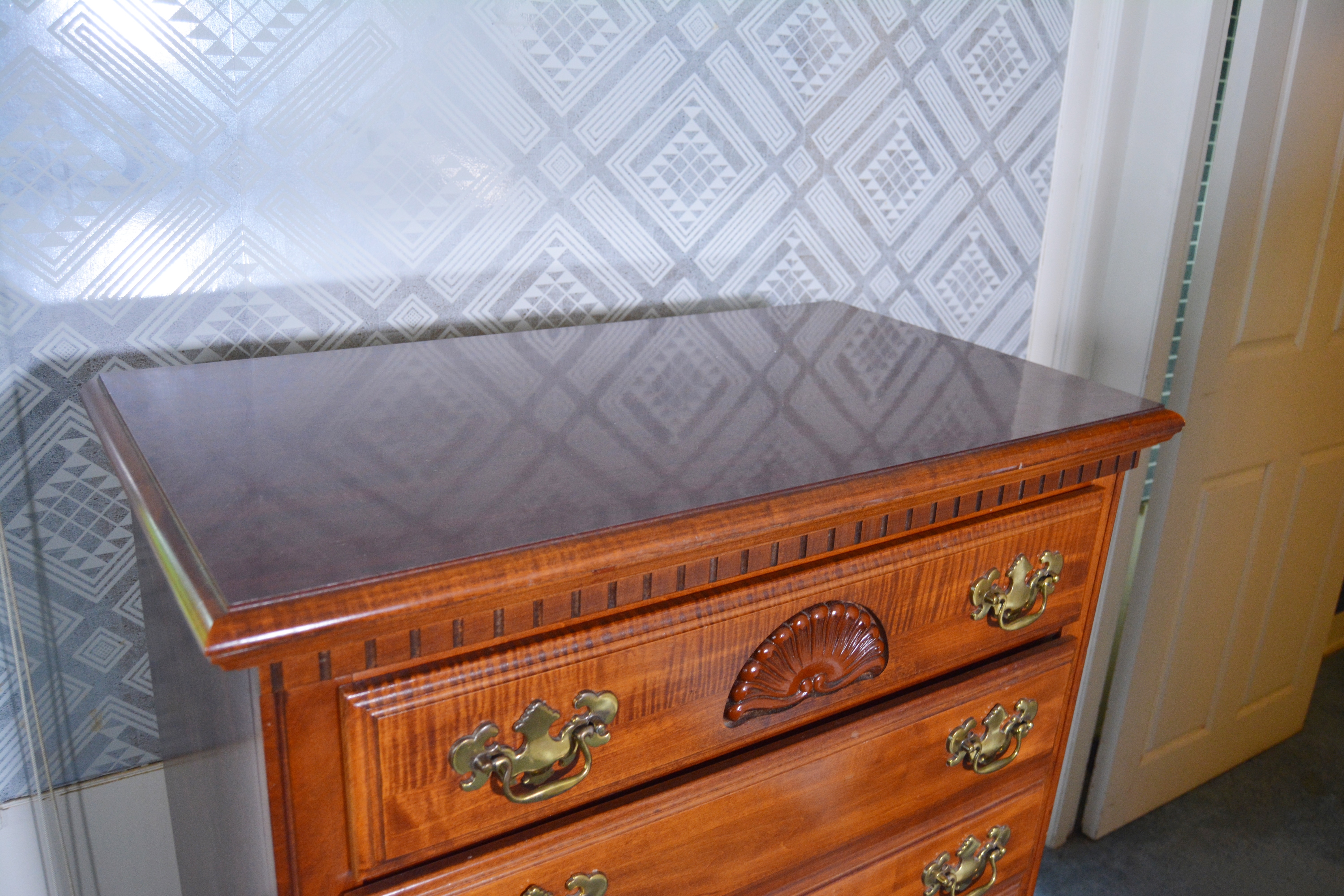 Federal Style Mahogany Veneer Chest of Drawers by Lea, Mid-20th Century