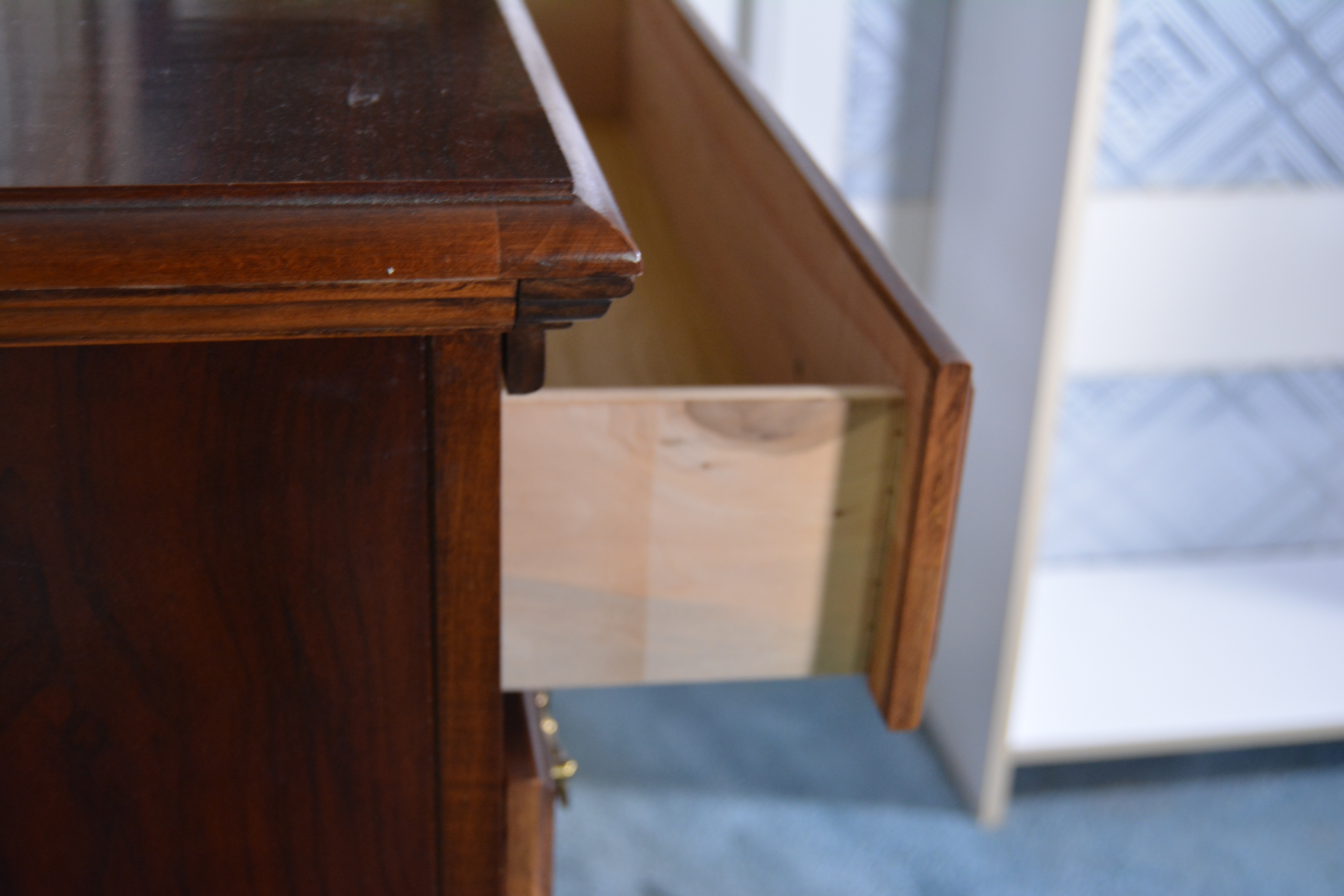 Federal Style Mahogany Veneer Chest of Drawers by Lea, Mid-20th Century