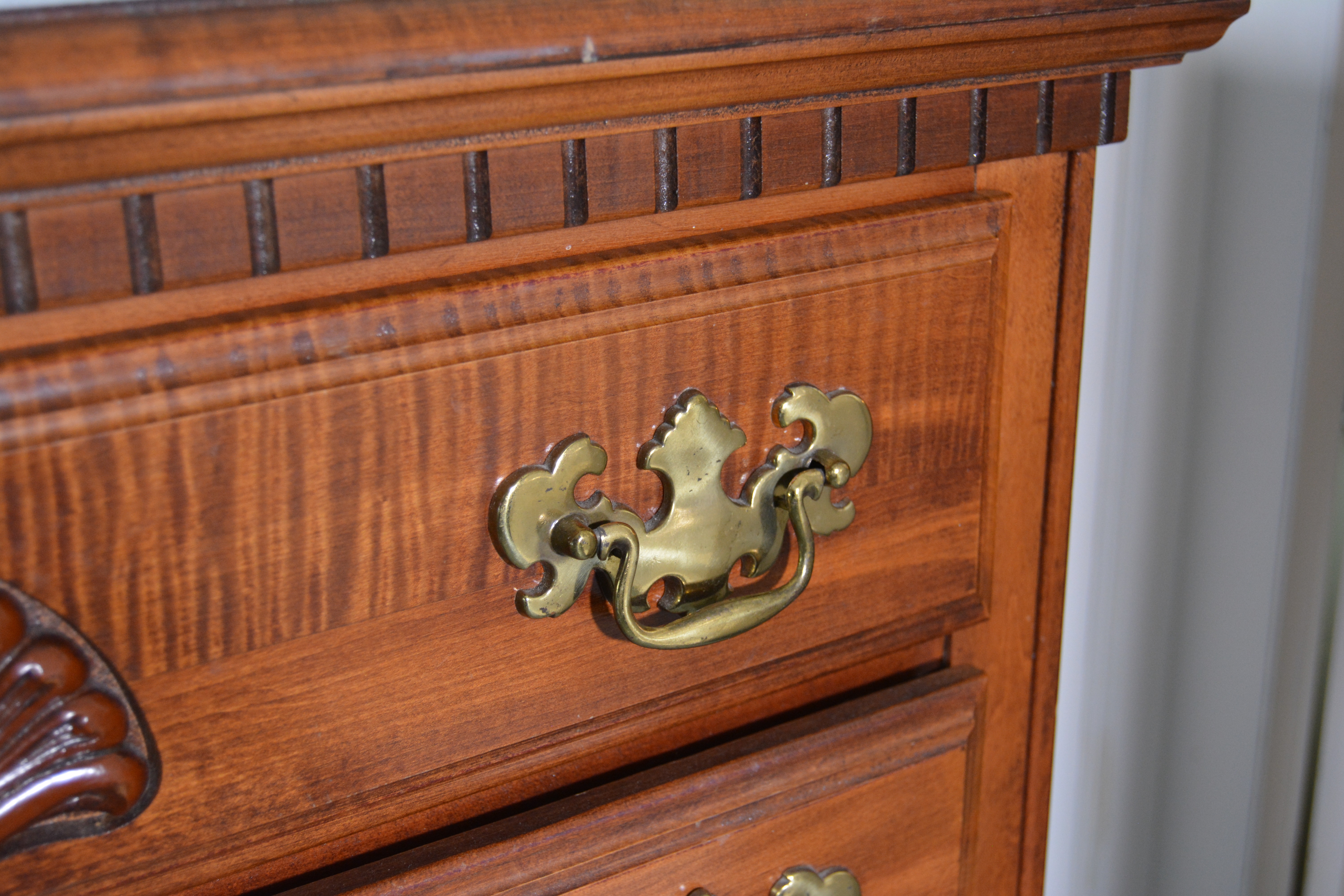 Federal Style Mahogany Veneer Chest of Drawers by Lea, Mid-20th Century