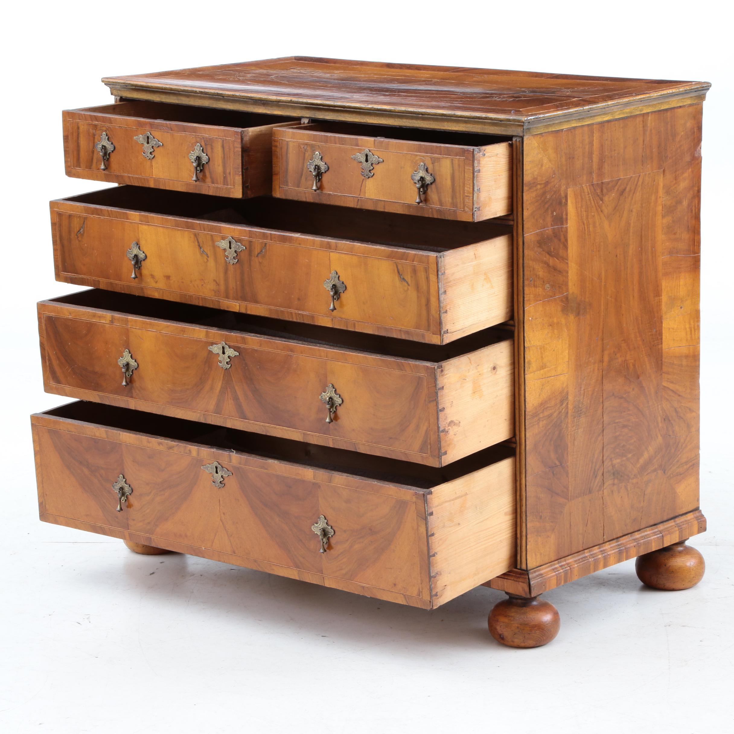 George I Walnut Chest of Drawers, Early 18th Century