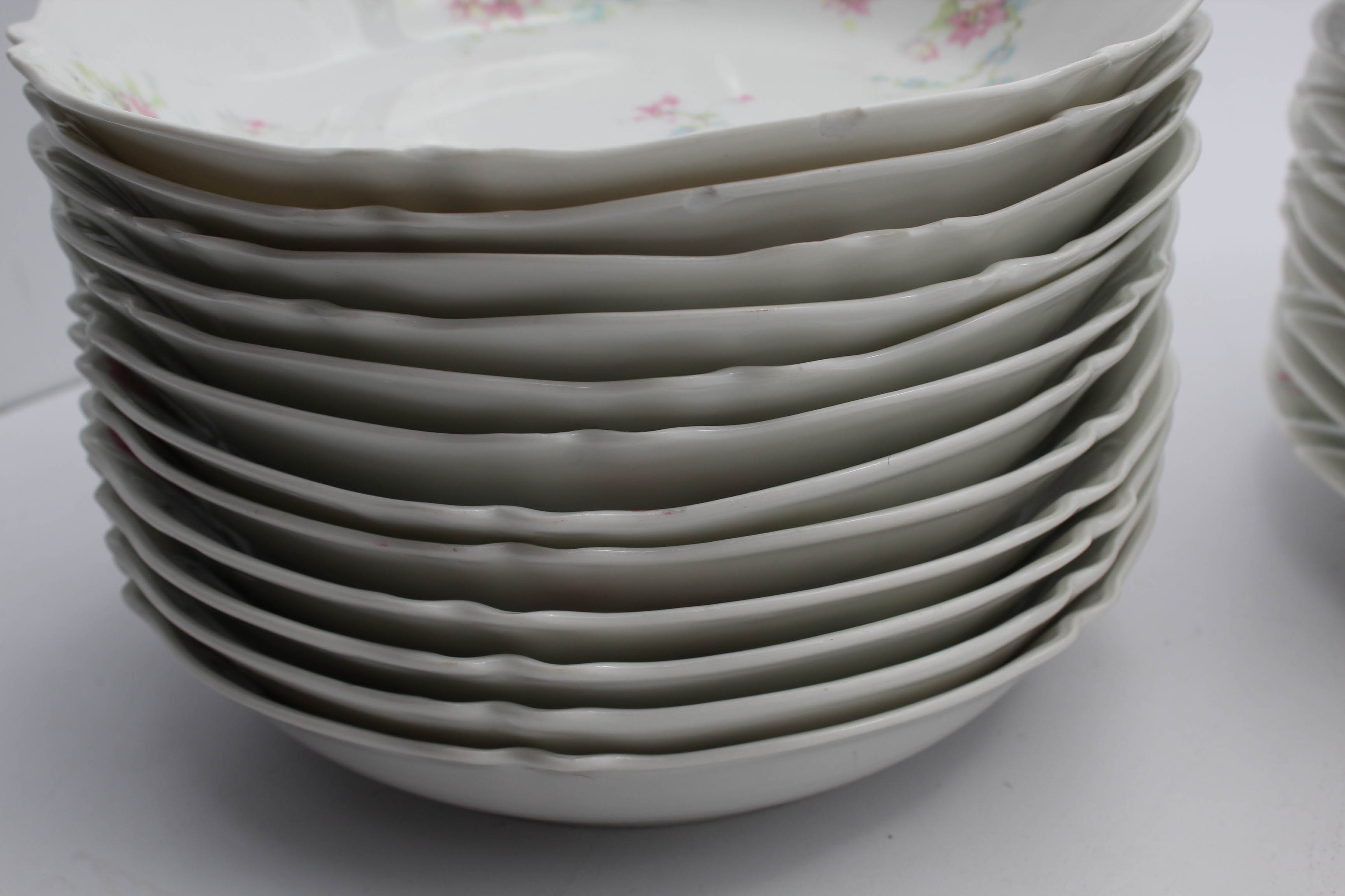 Theodore Haviland Limoges Schleiger 1014-2 Porcelain Dinner Service for 10