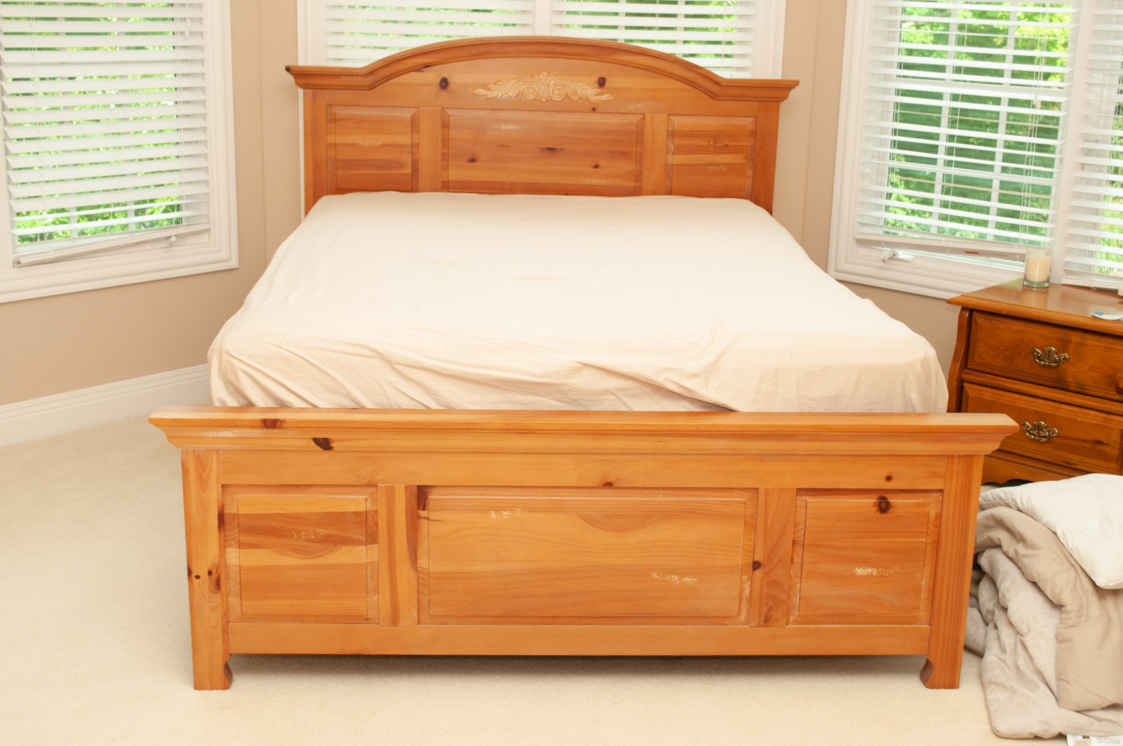 Country Style Pine Queen Broyhill Bed Frame, Late 20th Century