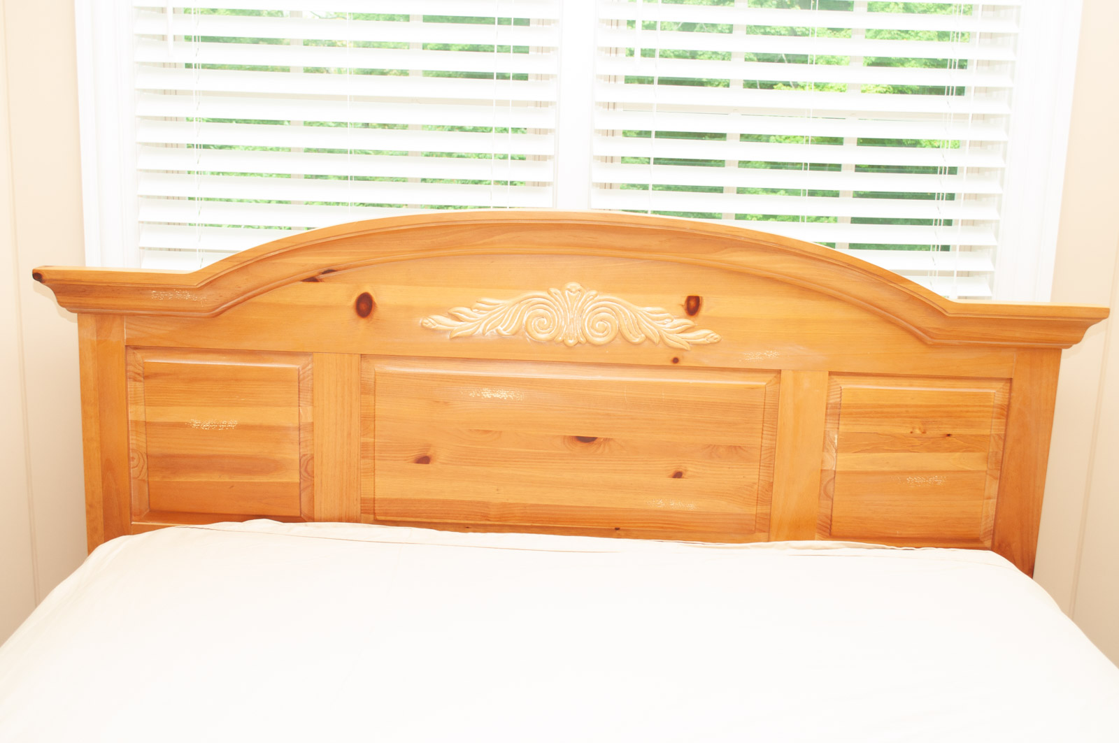 Country Style Pine Queen Broyhill Bed Frame, Late 20th Century