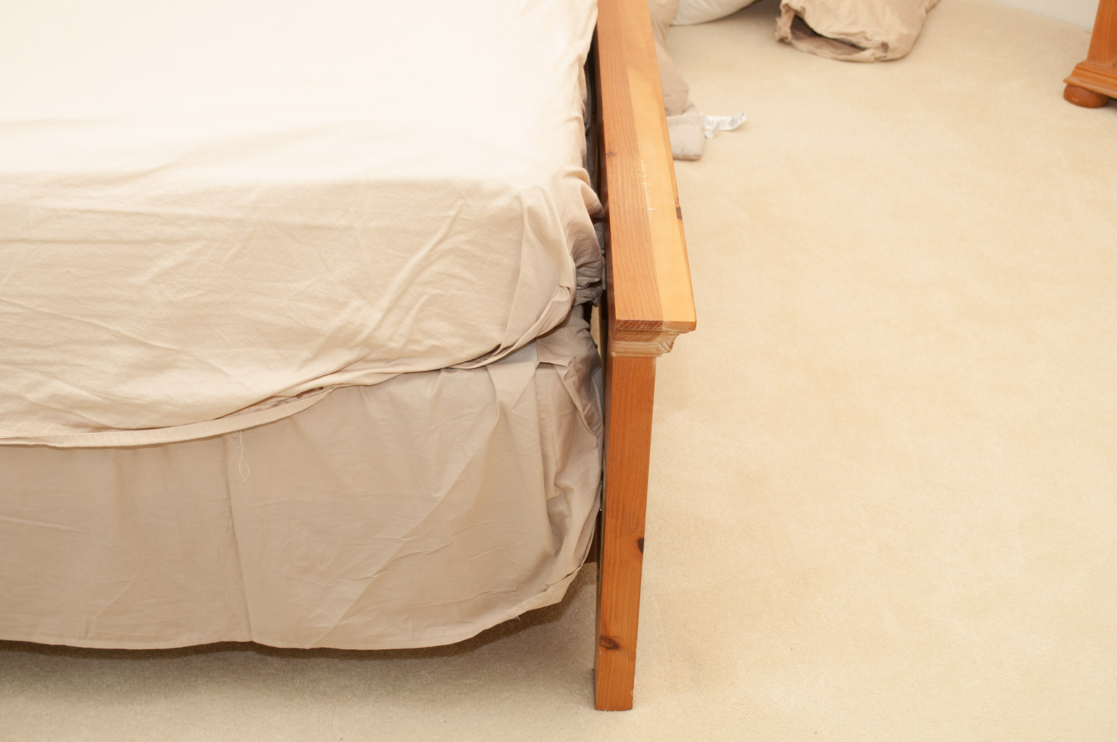 Country Style Pine Queen Broyhill Bed Frame, Late 20th Century