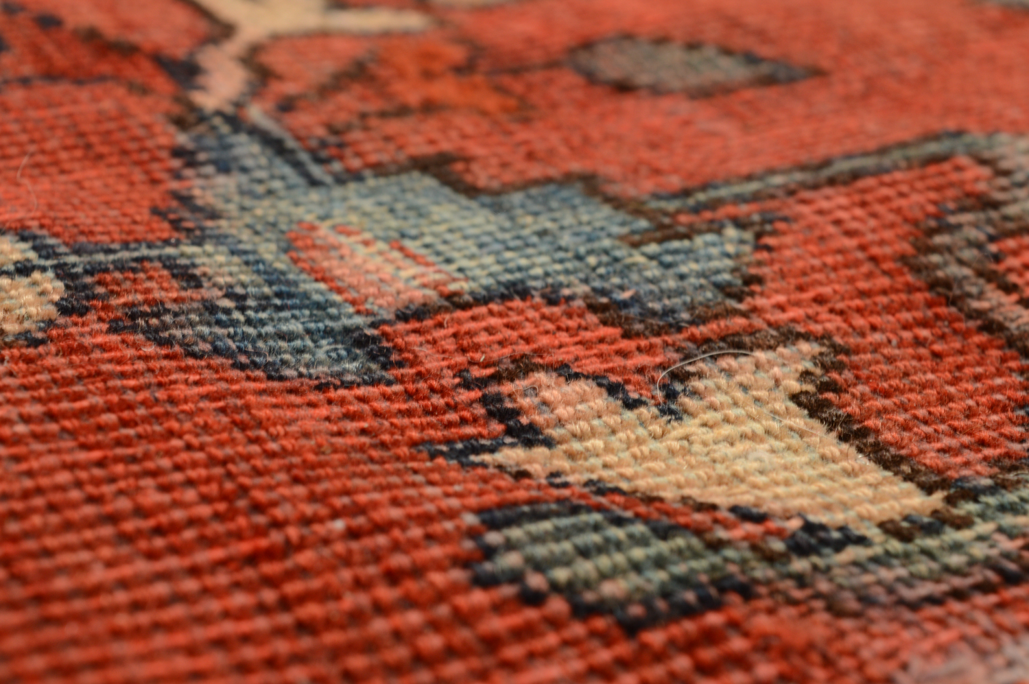 Hand-Knotted Persian Sarouk Wool Rug from Oscar Isberian Rugs