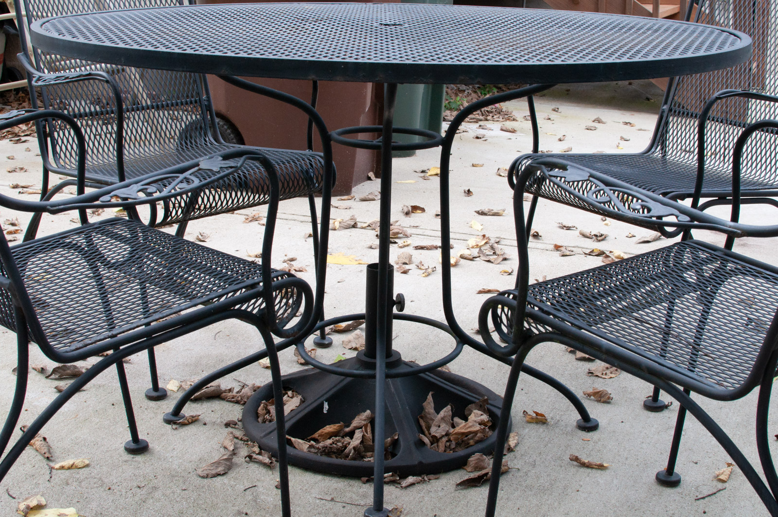 Black Metal Mesh Outdoor Patio Table and Chairs