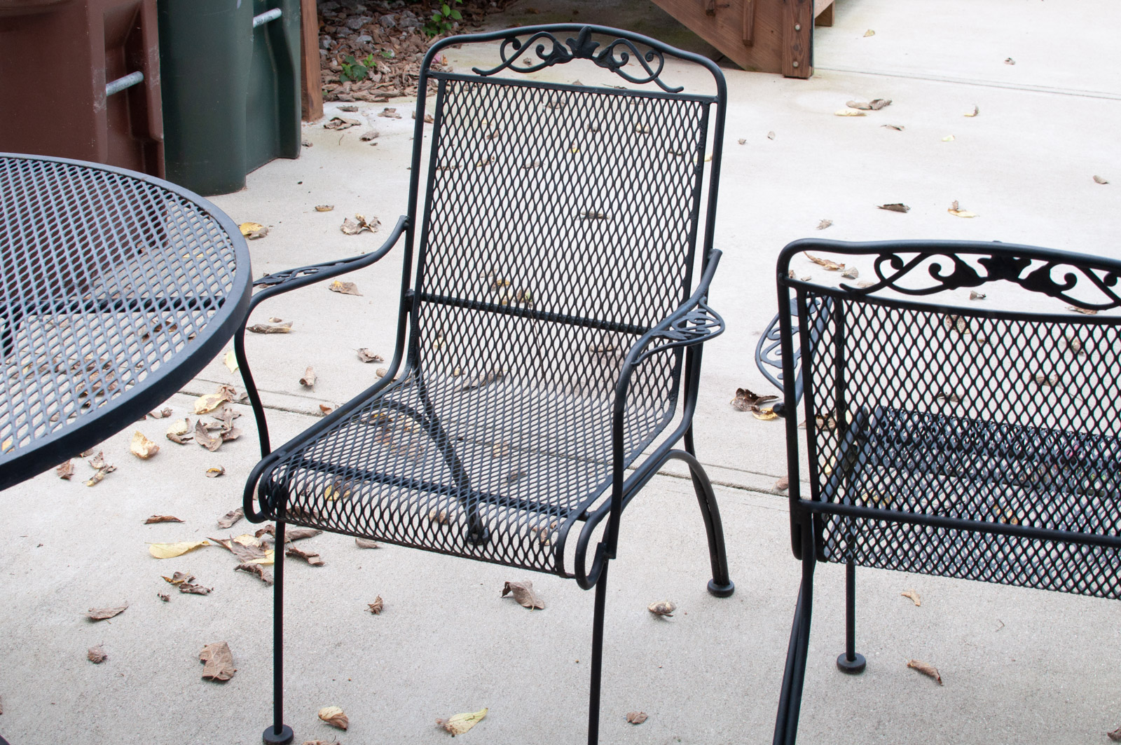 Black Metal Mesh Outdoor Patio Table and Chairs