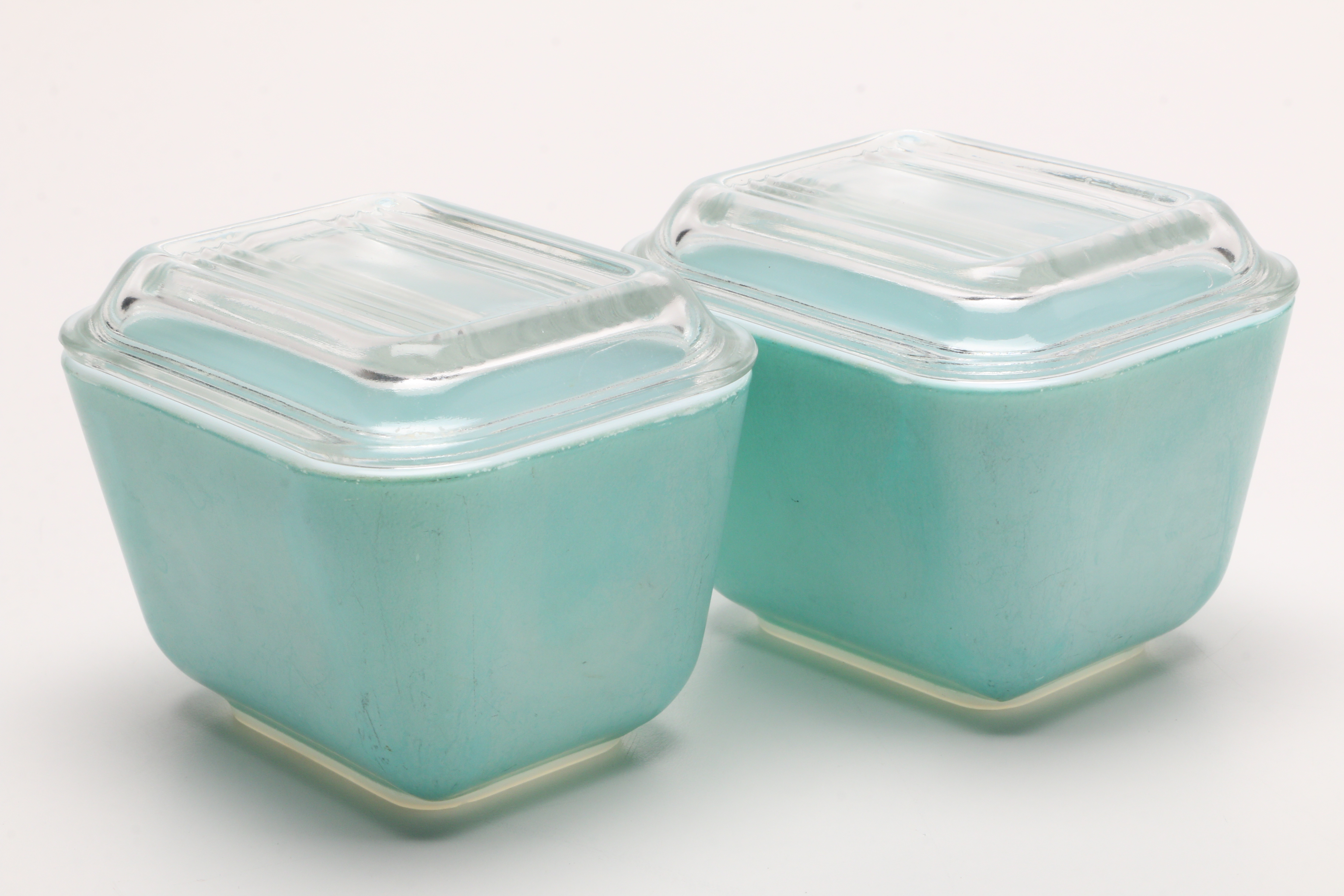 Pyrex Lidded Refrigerator Glassware with "Pink Swirl" Pattern Dish in Stand