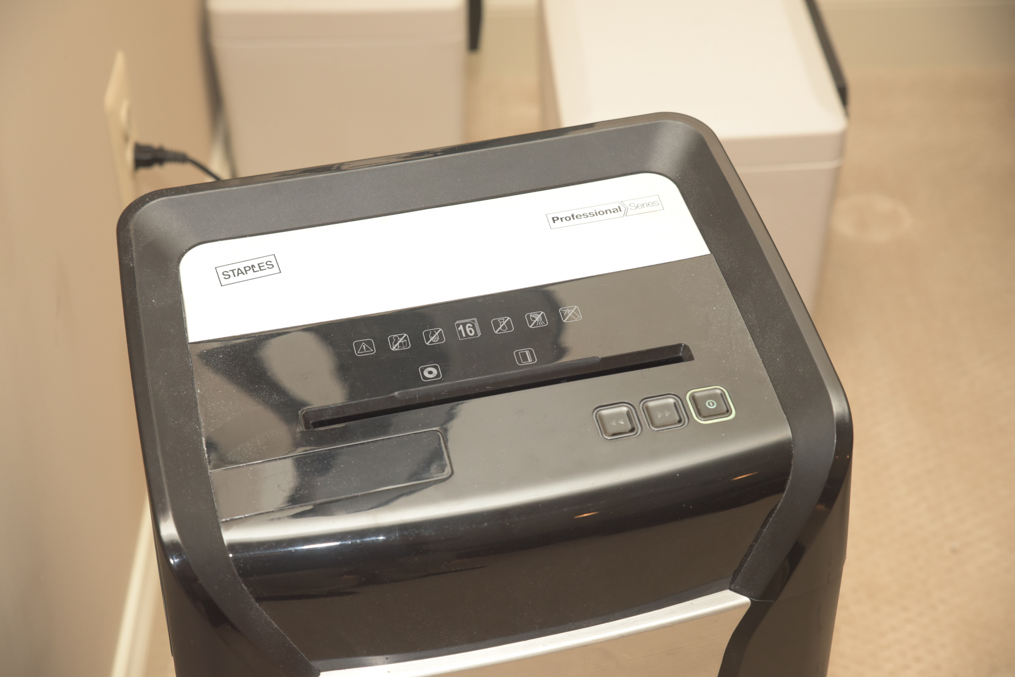 Staples Professional Series Paper Shredder