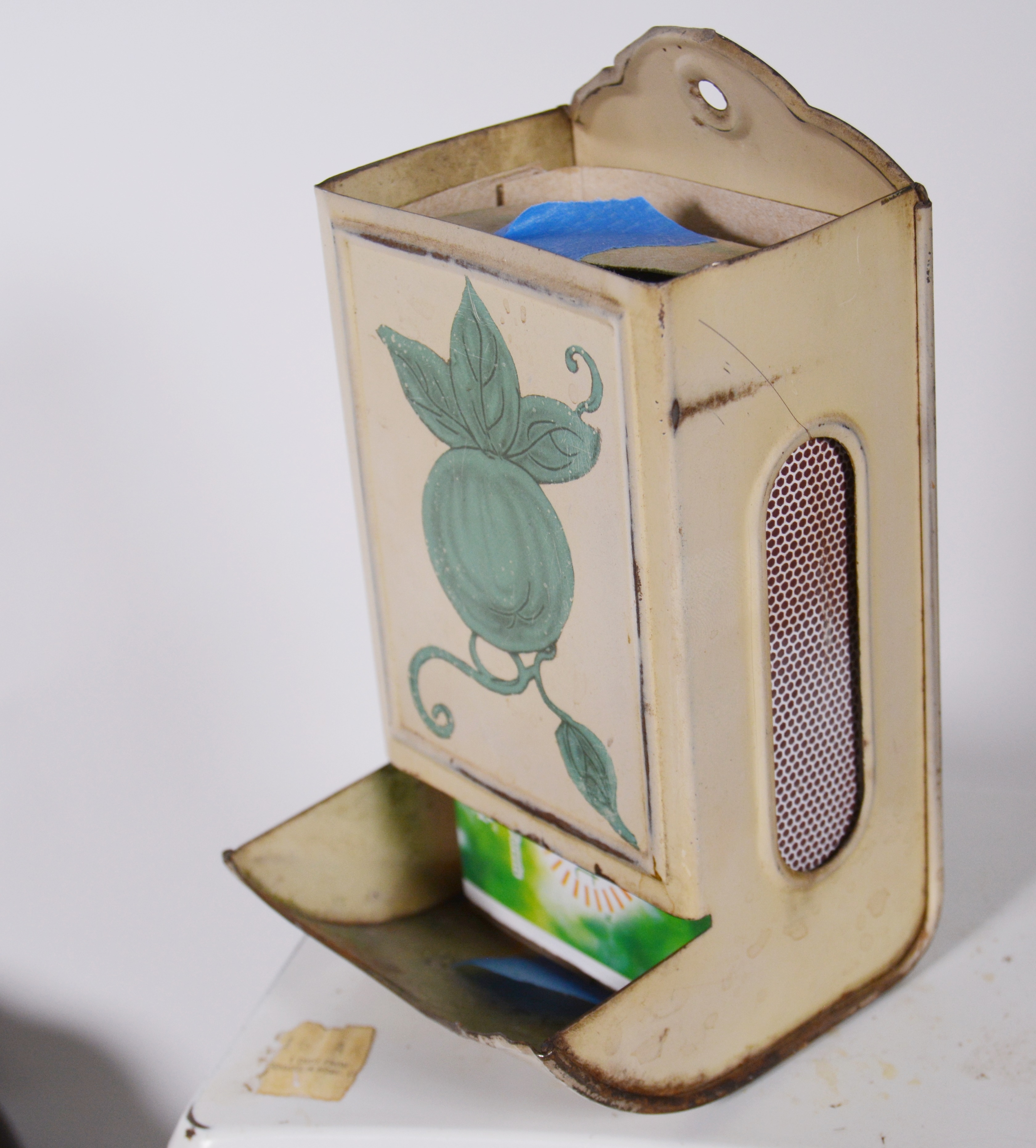 Vintage Kitchen Gadgets Featuring Hanson Utility Scale