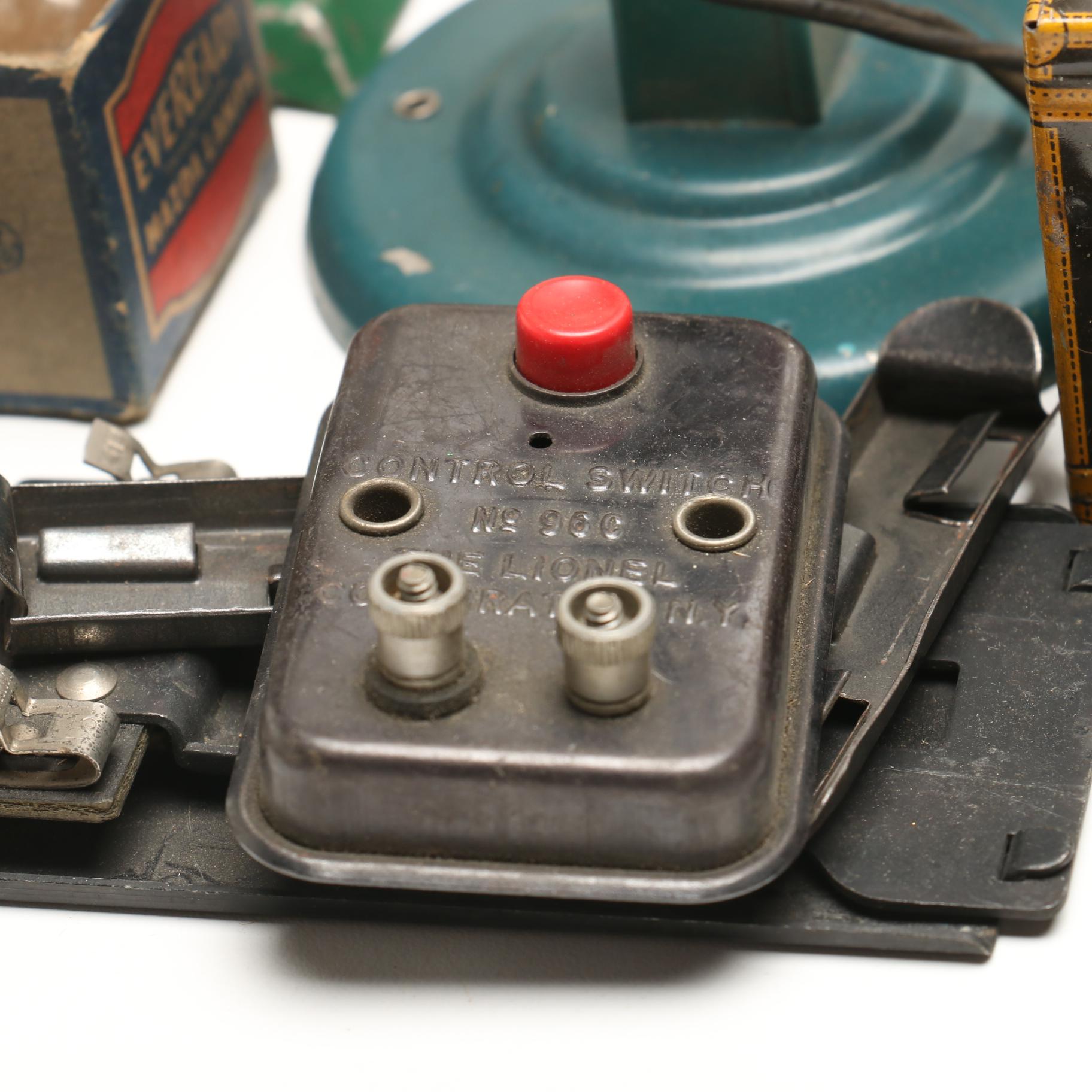 Lionel Street Lights and Railroad Signs