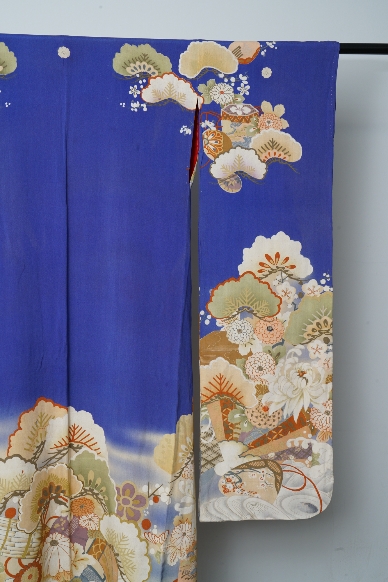 Circa 1890 Antique Handwoven Silk Crepe Formal Five Crested Furisode Kimono