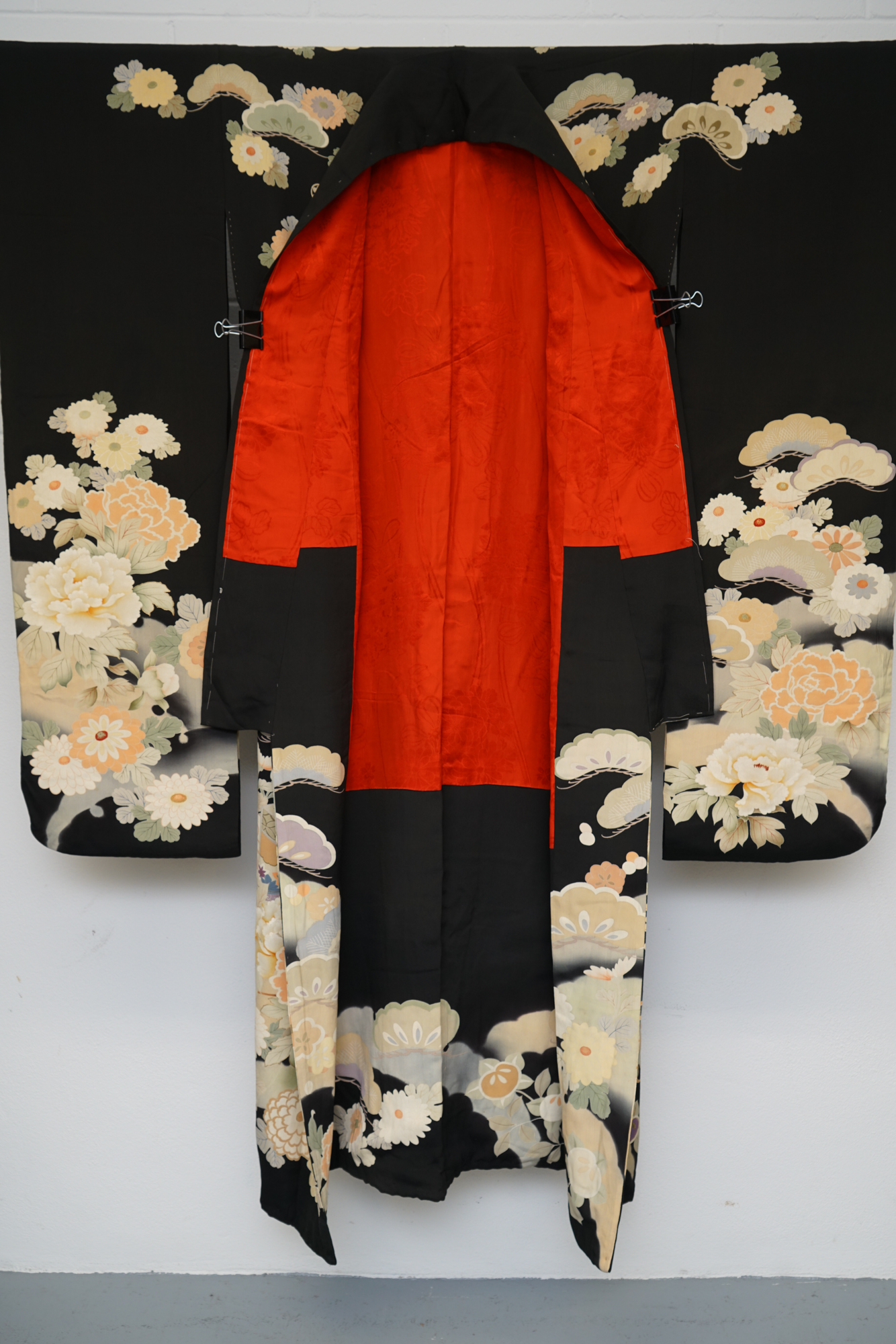 Circa 1890 Antique Handwoven Silk Crepe Formal Five Crested Furisode Kimono