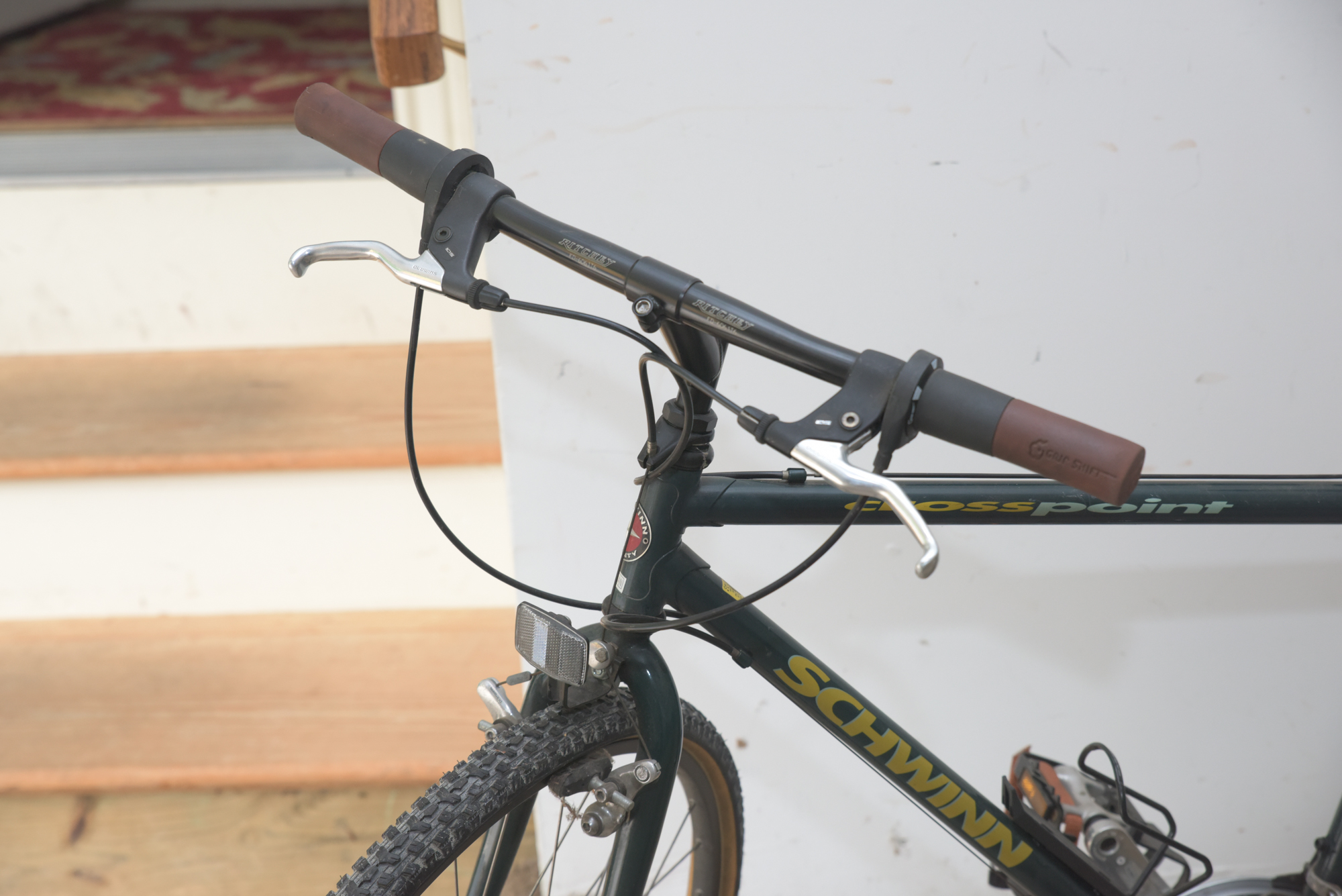 Schwinn CrossPoint Hybrid Bike