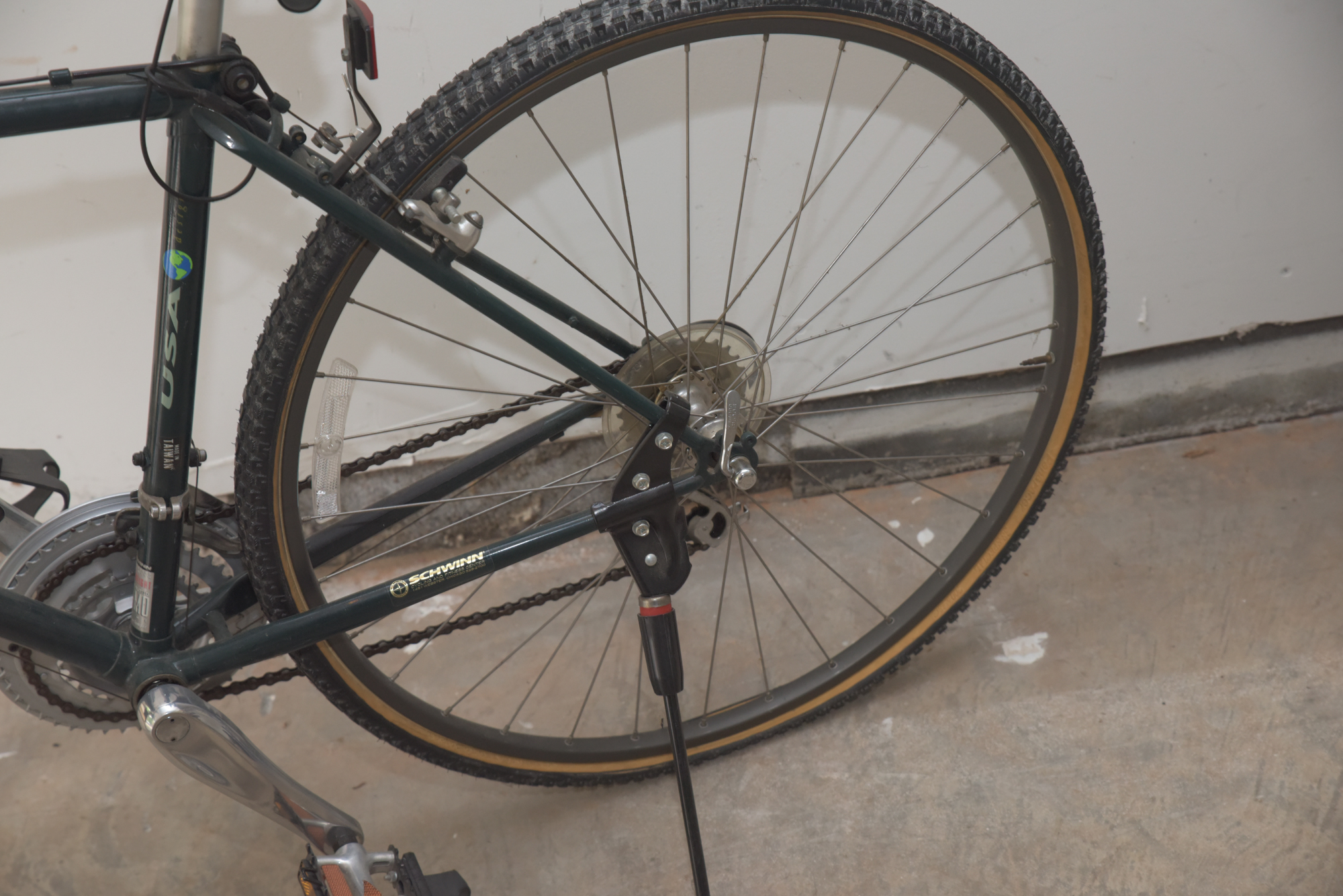 Schwinn CrossPoint Hybrid Bike