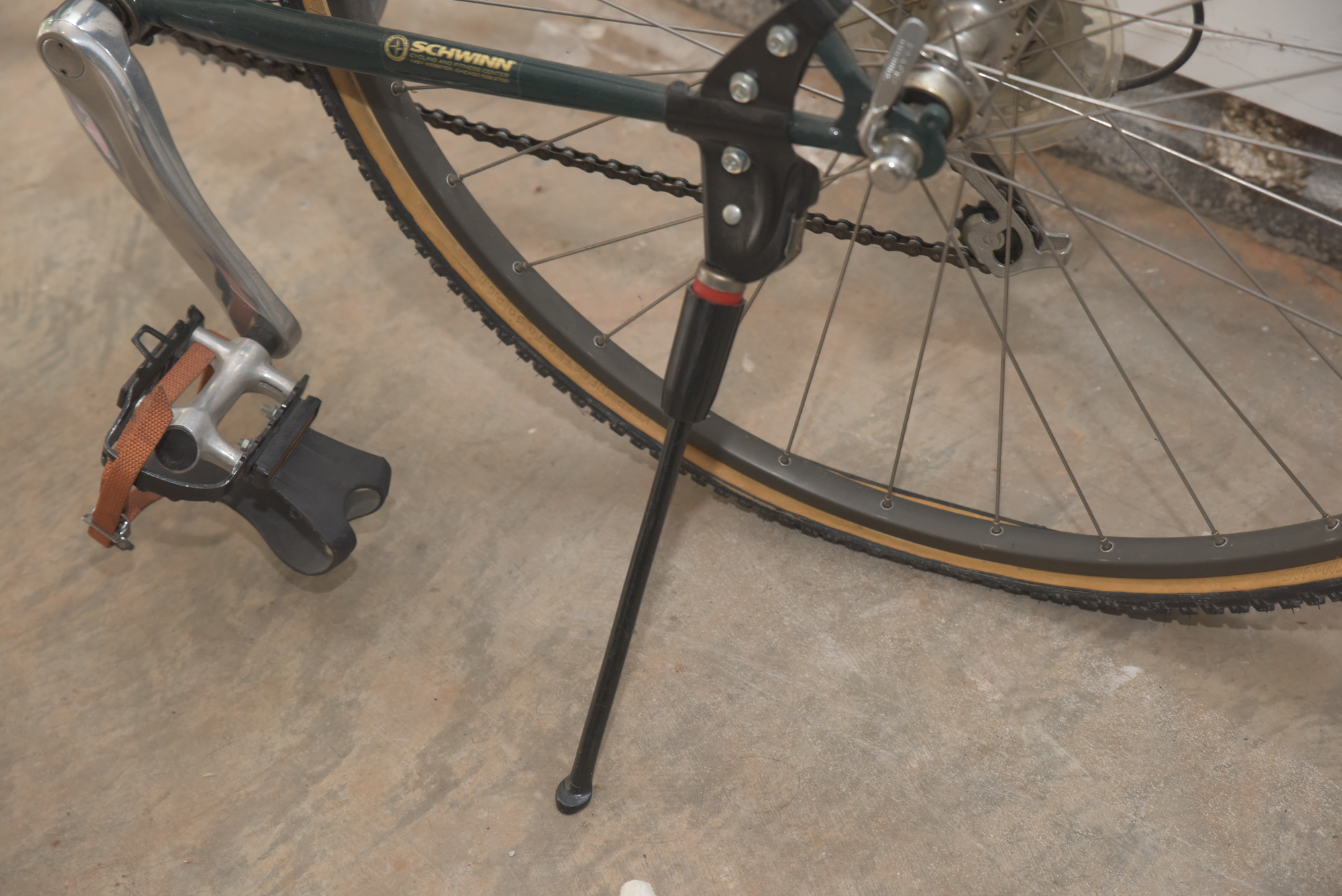 Schwinn CrossPoint Hybrid Bike