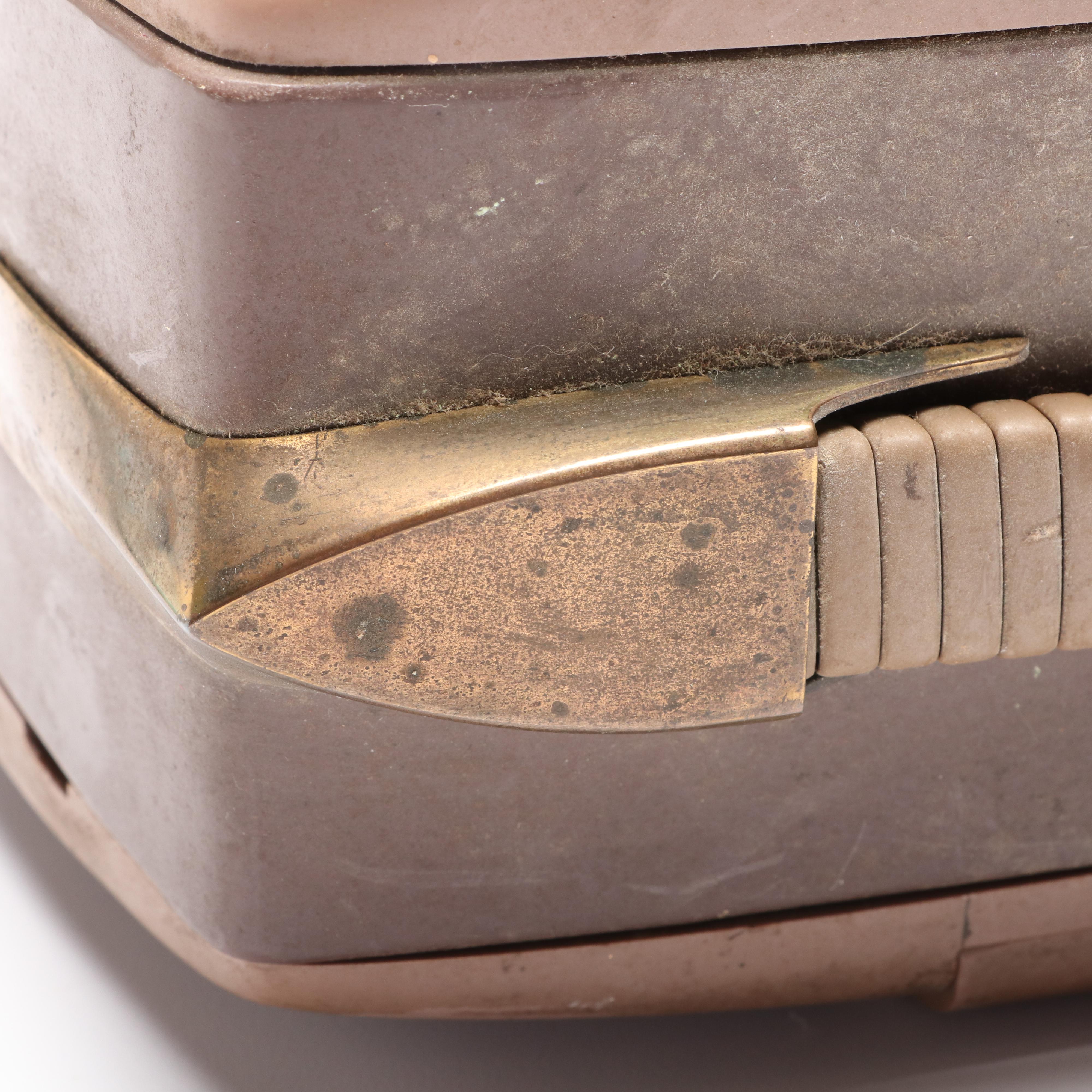 1950s Zenith Wavemagnet Tube Radio