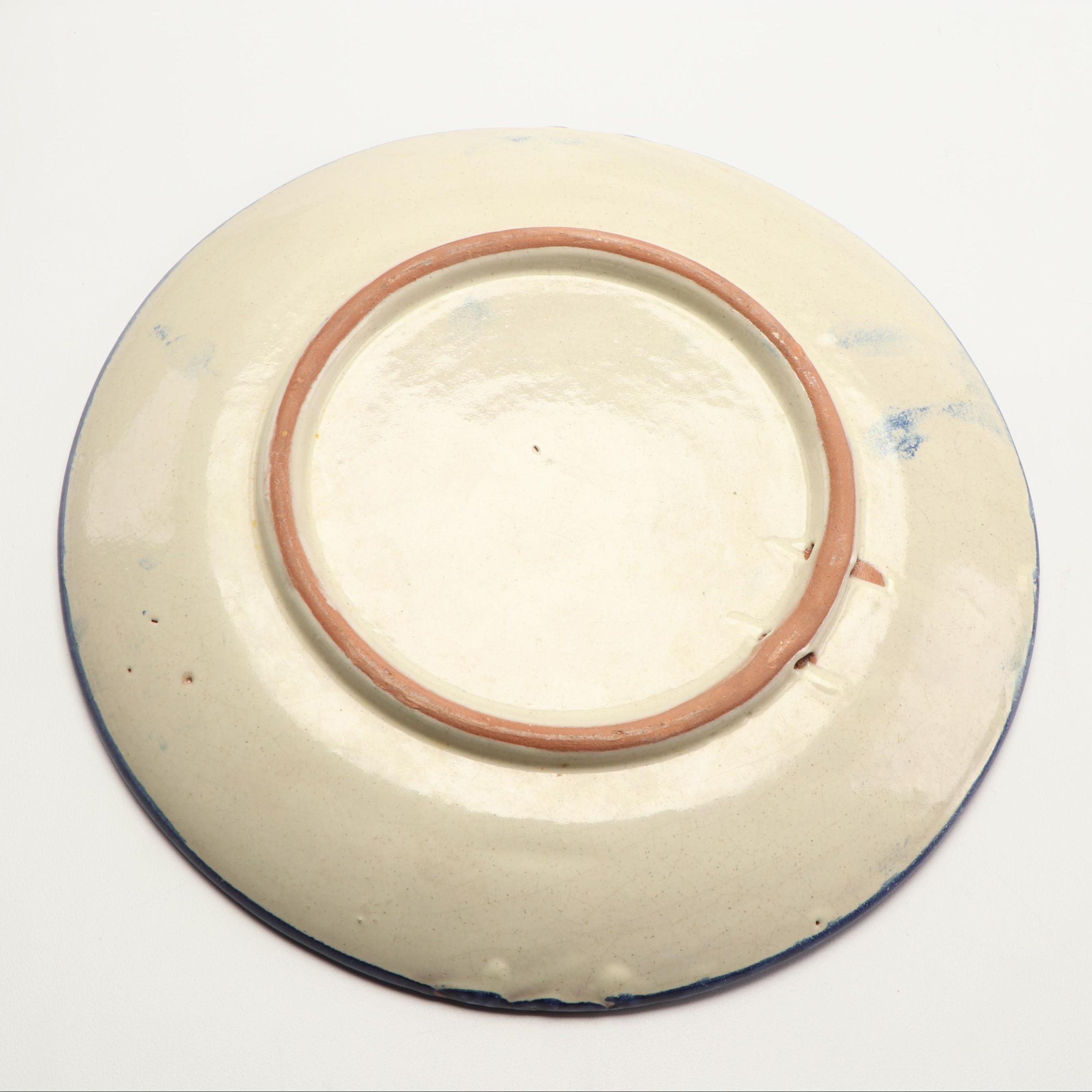 Hand-Painted Faiënce Italianate Earthenware Plates with Glass Chargers