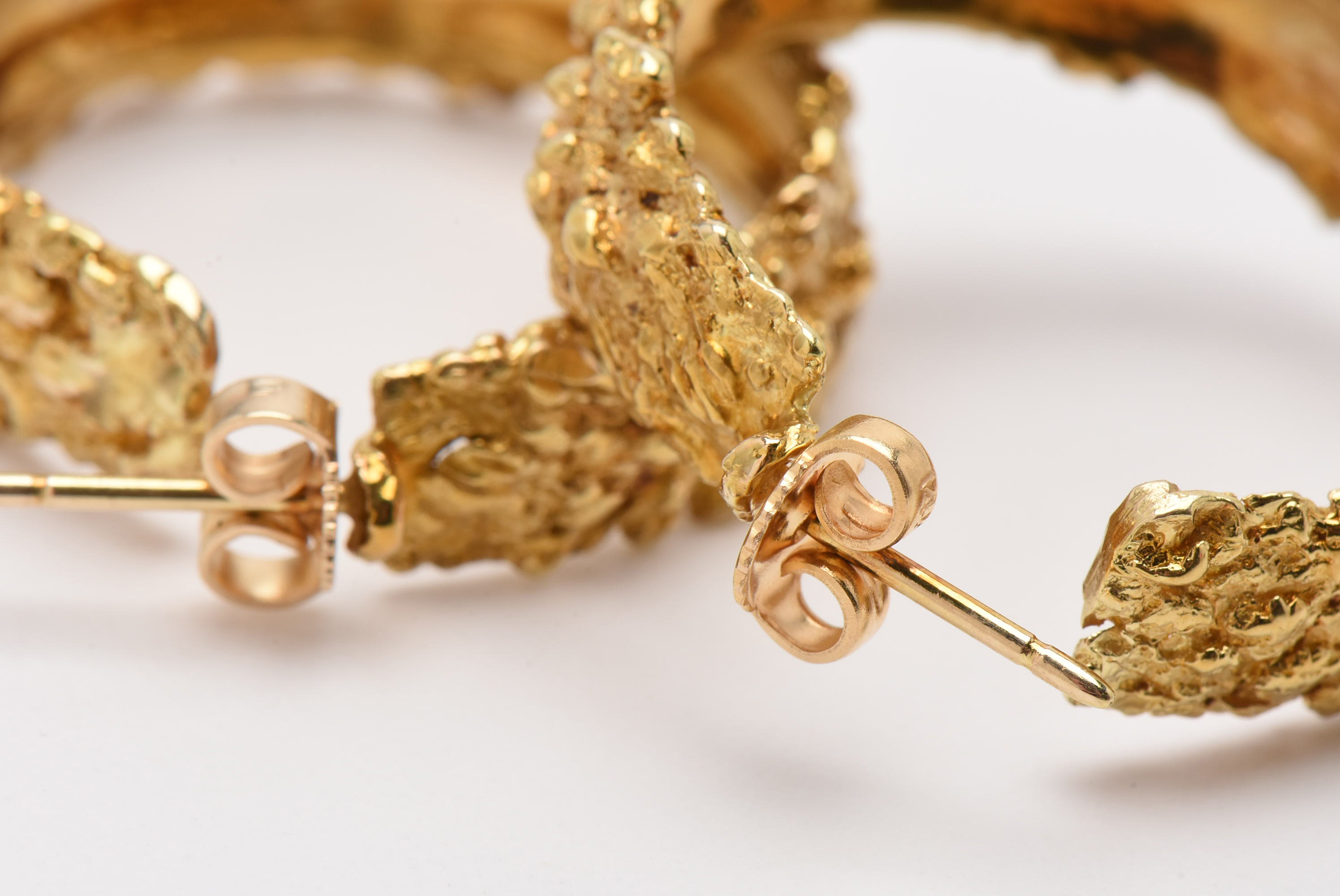 14K Yellow Gold Nugget Motif Hoop Earrings