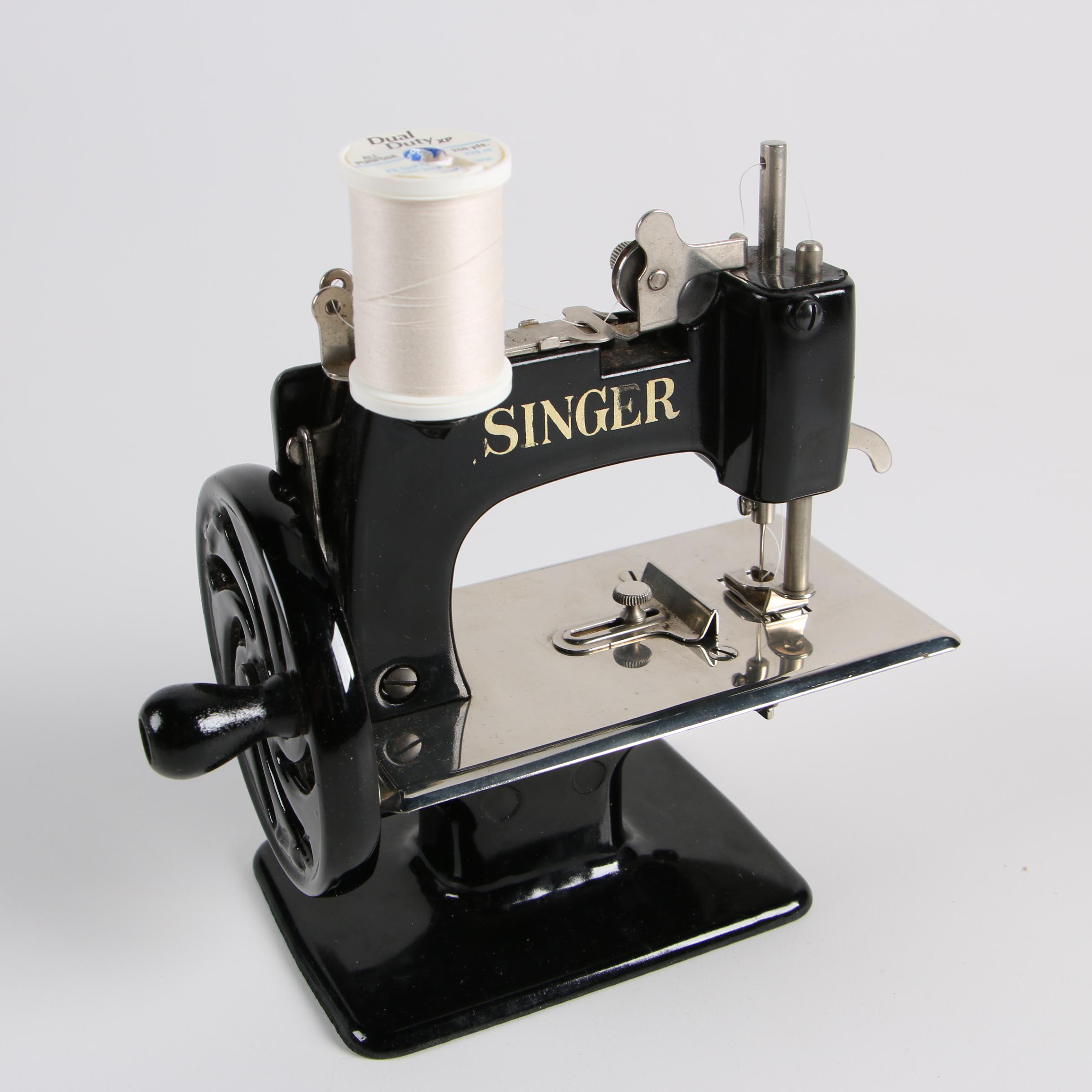 Singer Sewhandy Child's Sewing Machine, Mid 20th Century