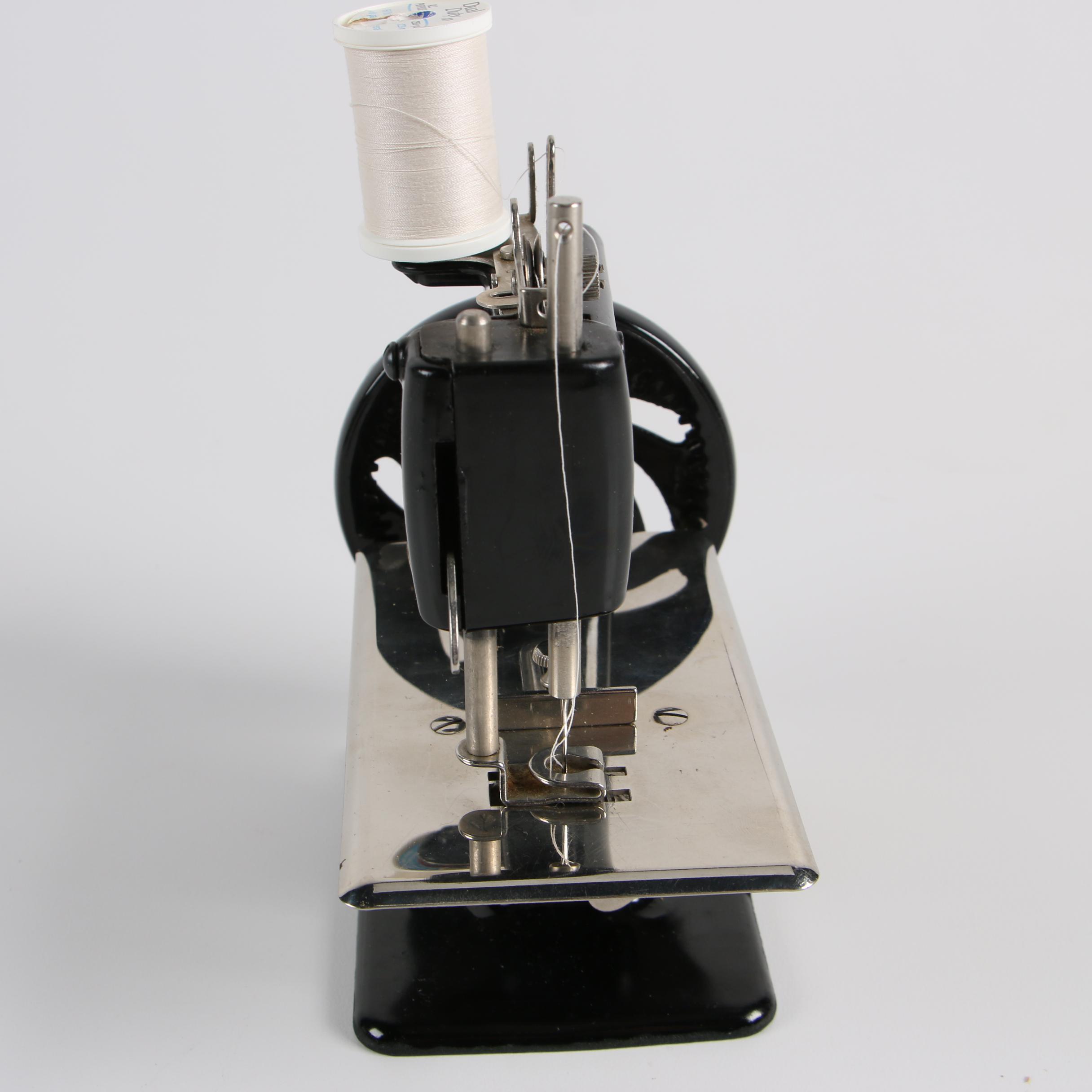 Singer Sewhandy Child's Sewing Machine, Mid 20th Century