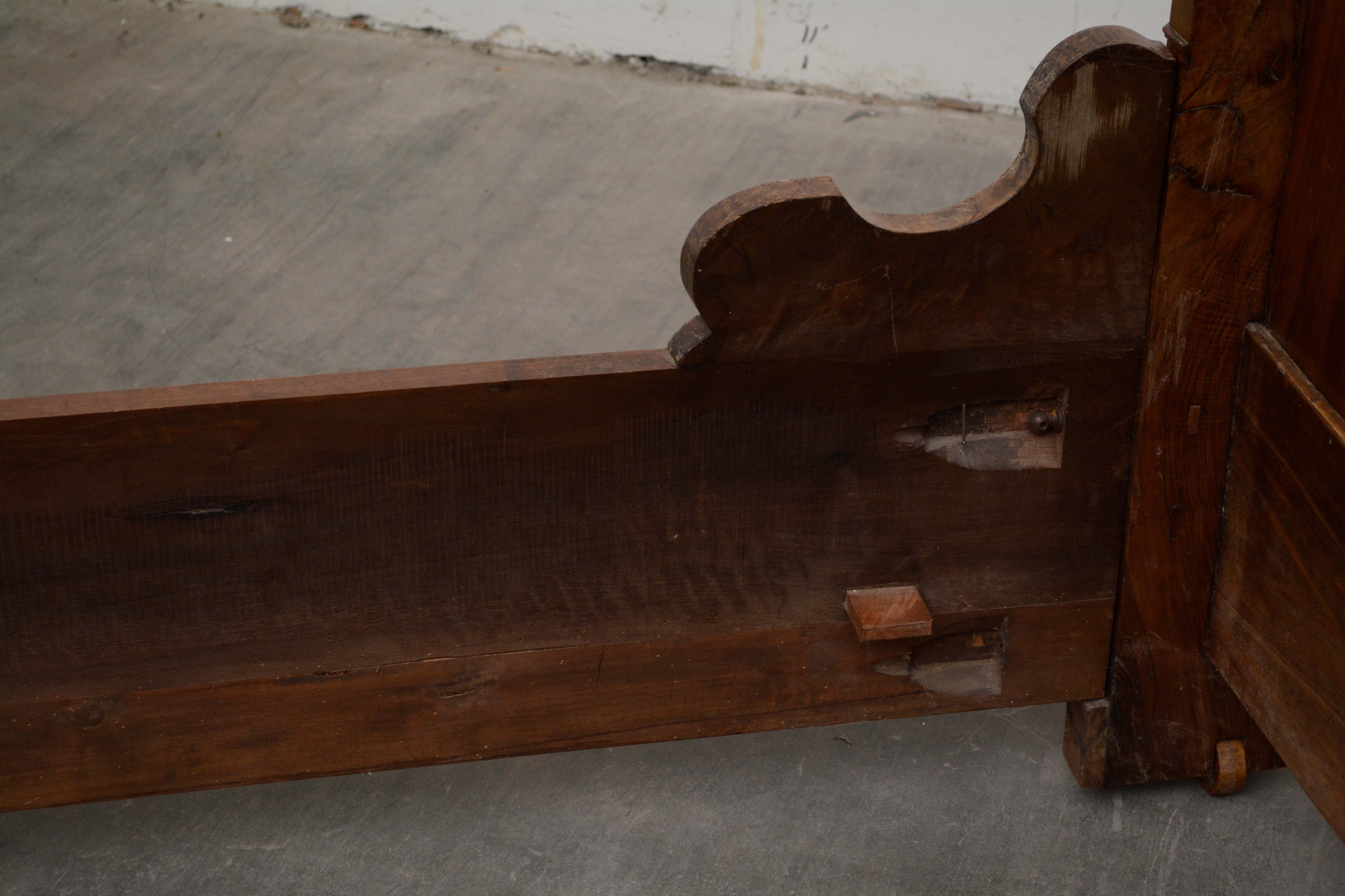 French Provincial Walnut Daybed Frame, Early/Mid 19th Century