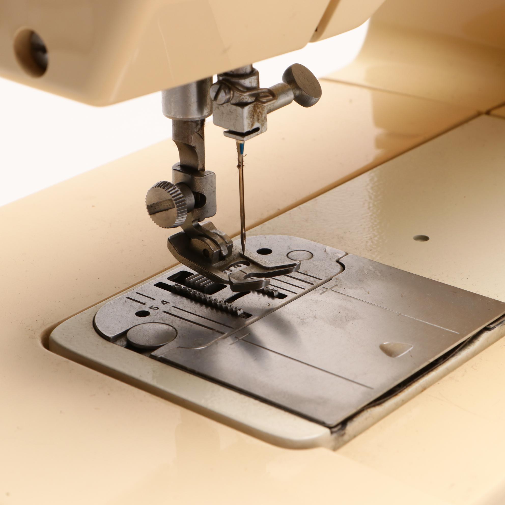 Singer Touchtronic 2210 Electric Sewing Machine