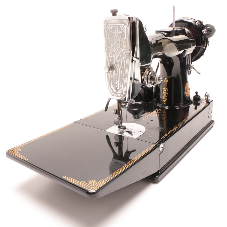 Portable Singer Sewing Machine with Carrying Case