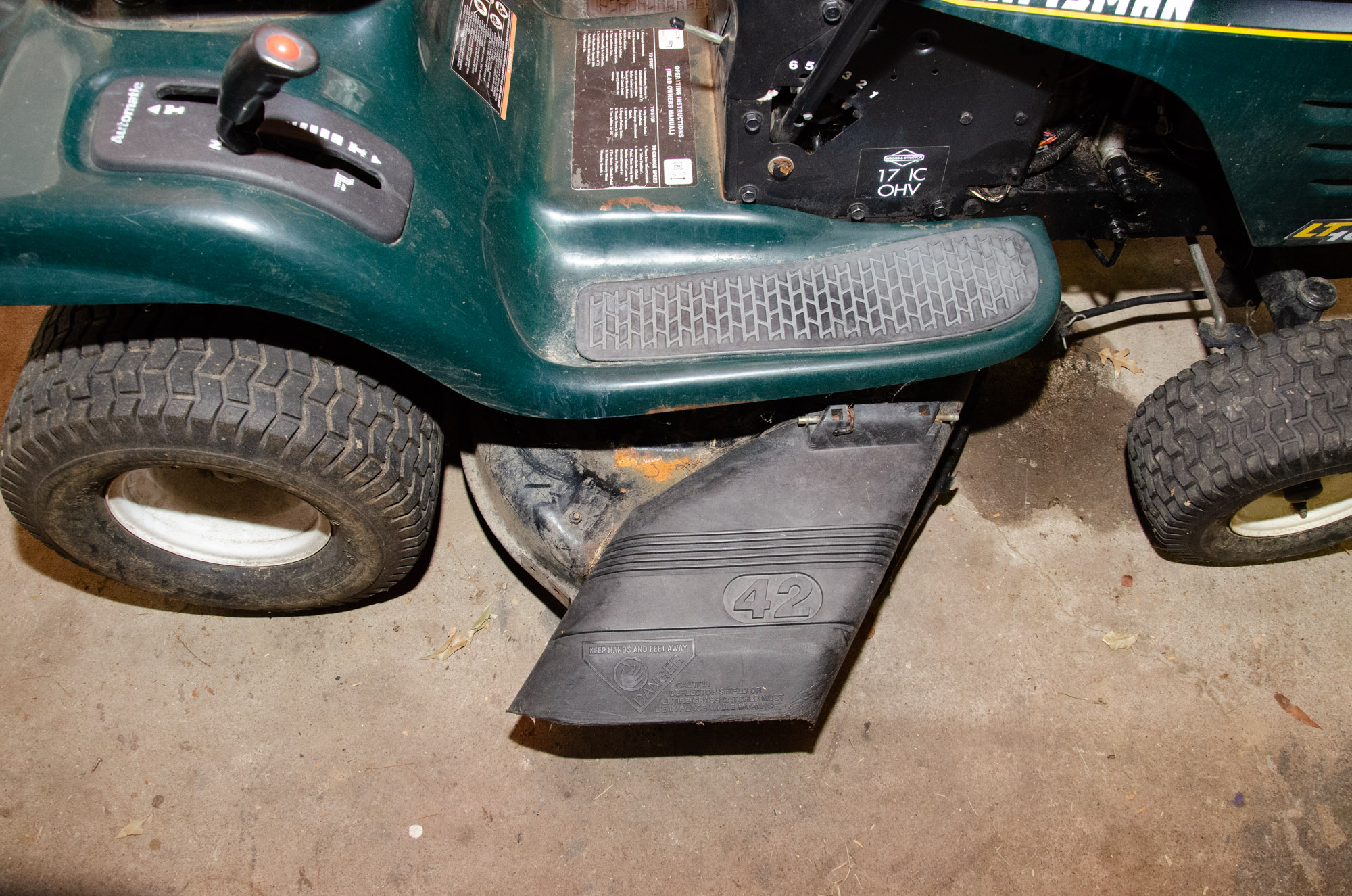 Craftsman LT1000 Riding Lawnmower with 17HP OHV Briggs & Stratton Engine