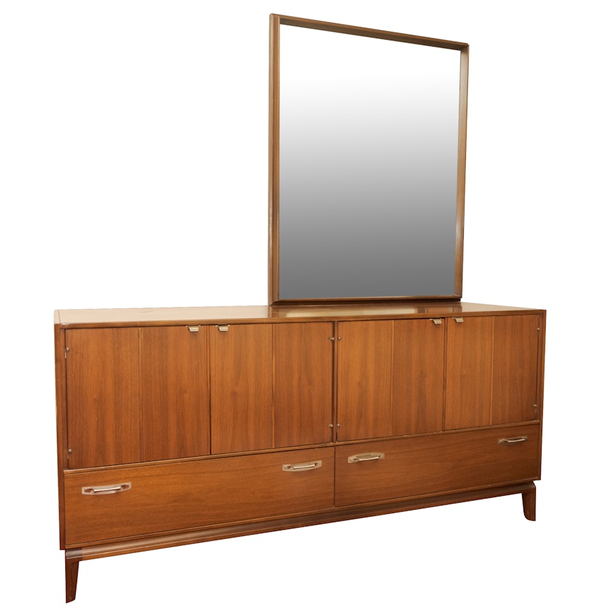 Mid Century Modern Walnut Dresser by Red Lion Table Company, Mid-20th Century