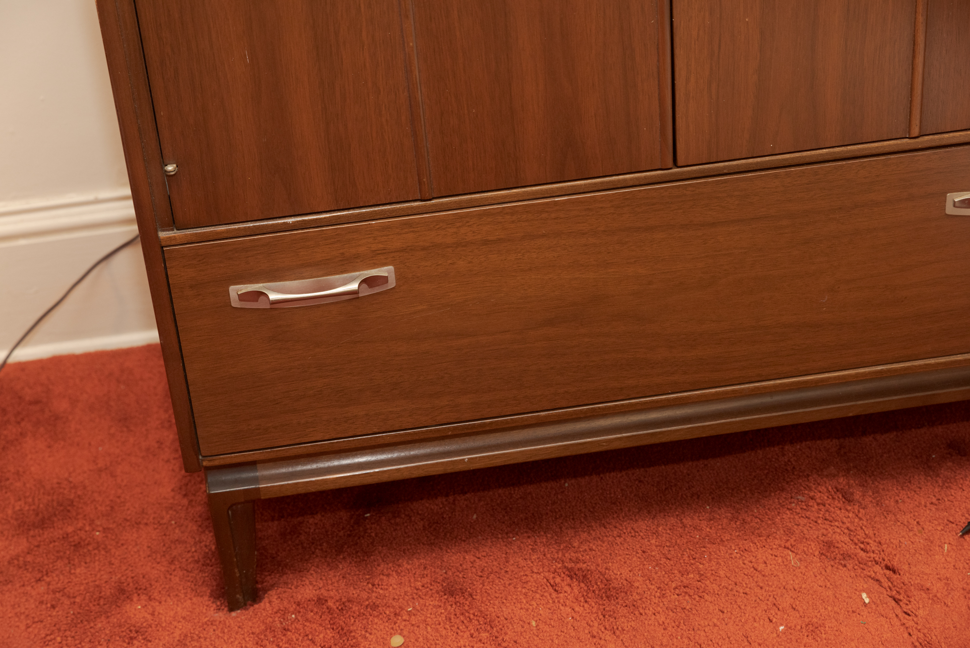 Mid Century Modern Walnut Dresser by Red Lion Table Company, Mid-20th Century