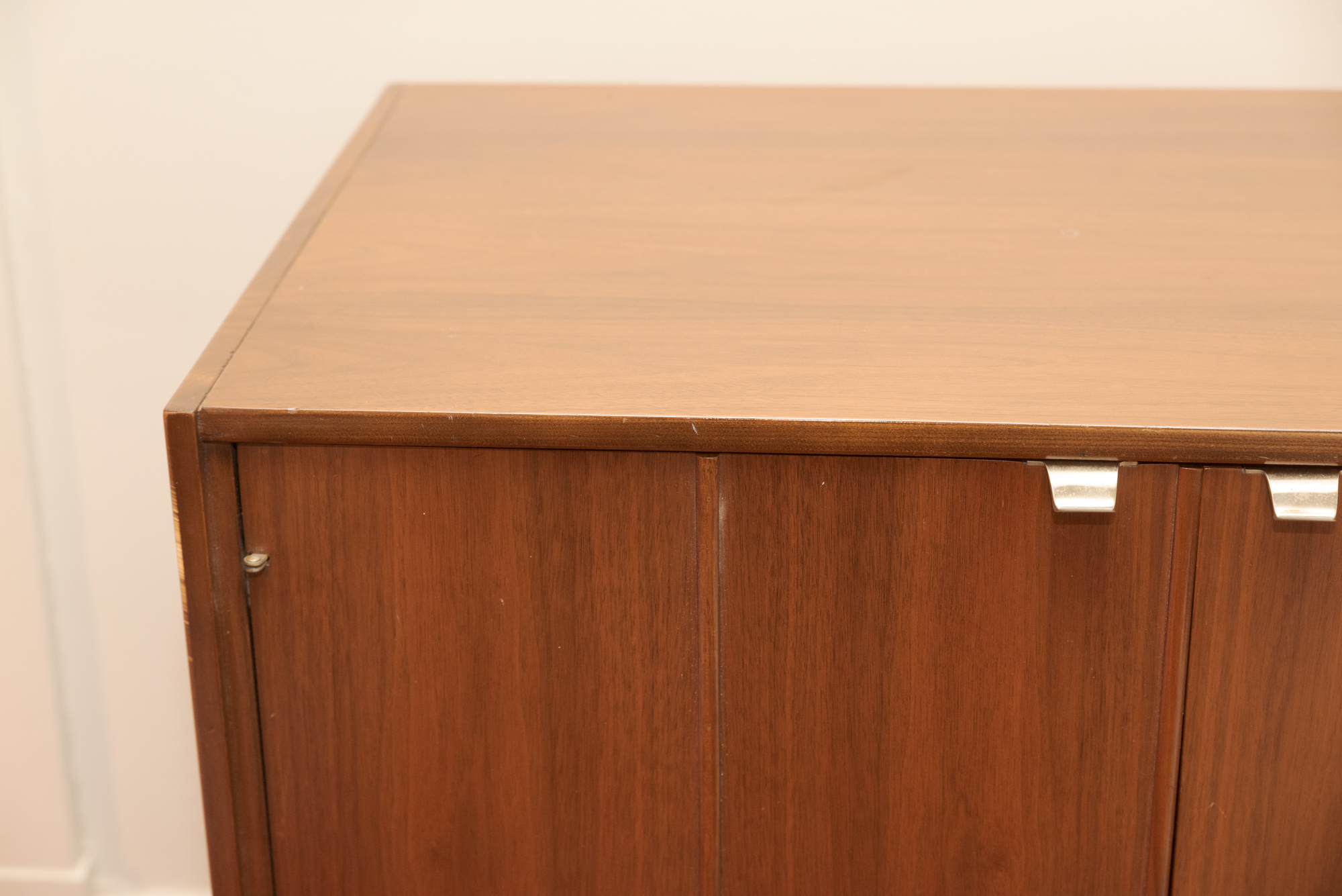 Mid Century Modern Walnut Dresser by Red Lion Table Company, Mid-20th Century