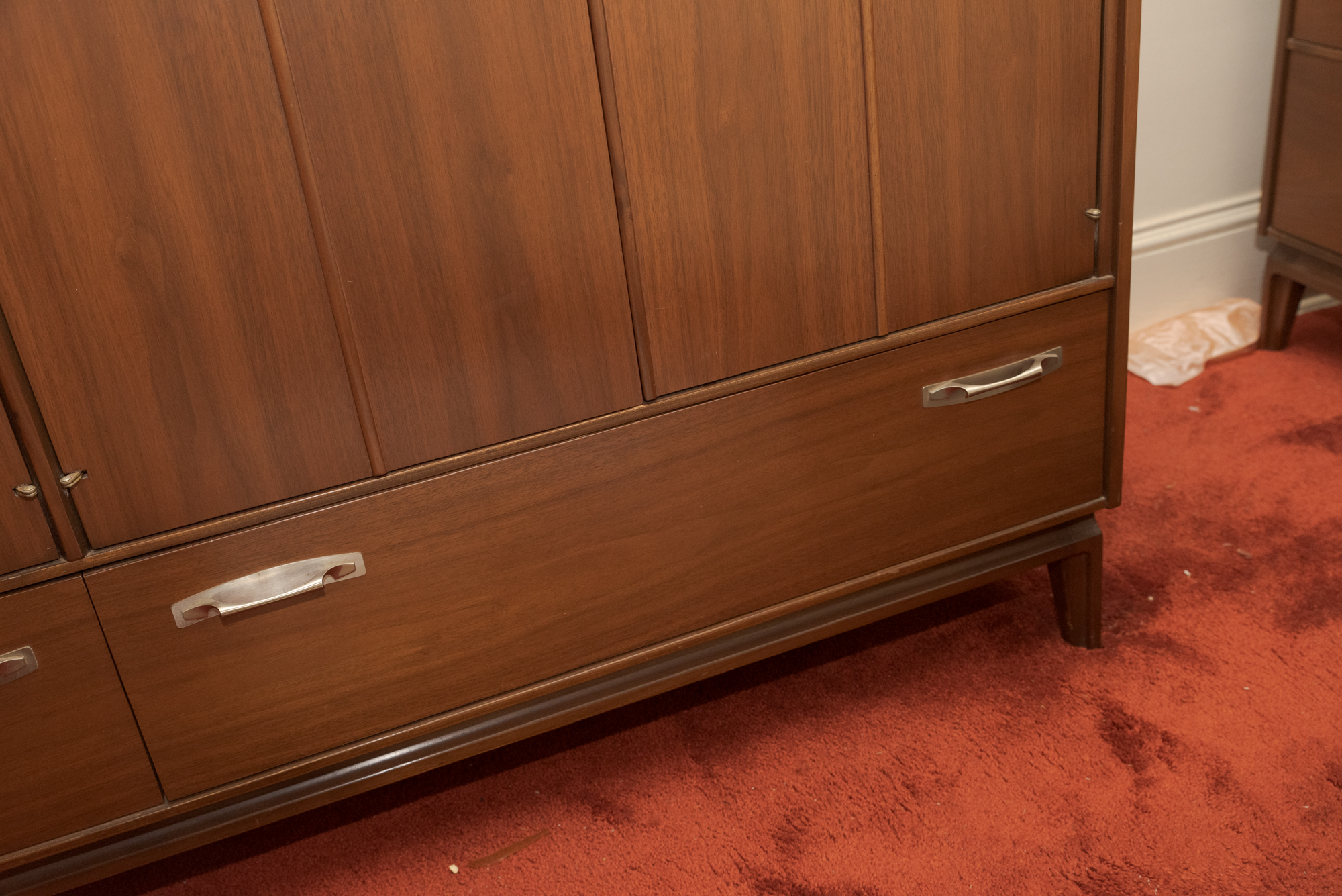 Mid Century Modern Walnut Dresser by Red Lion Table Company, Mid-20th Century