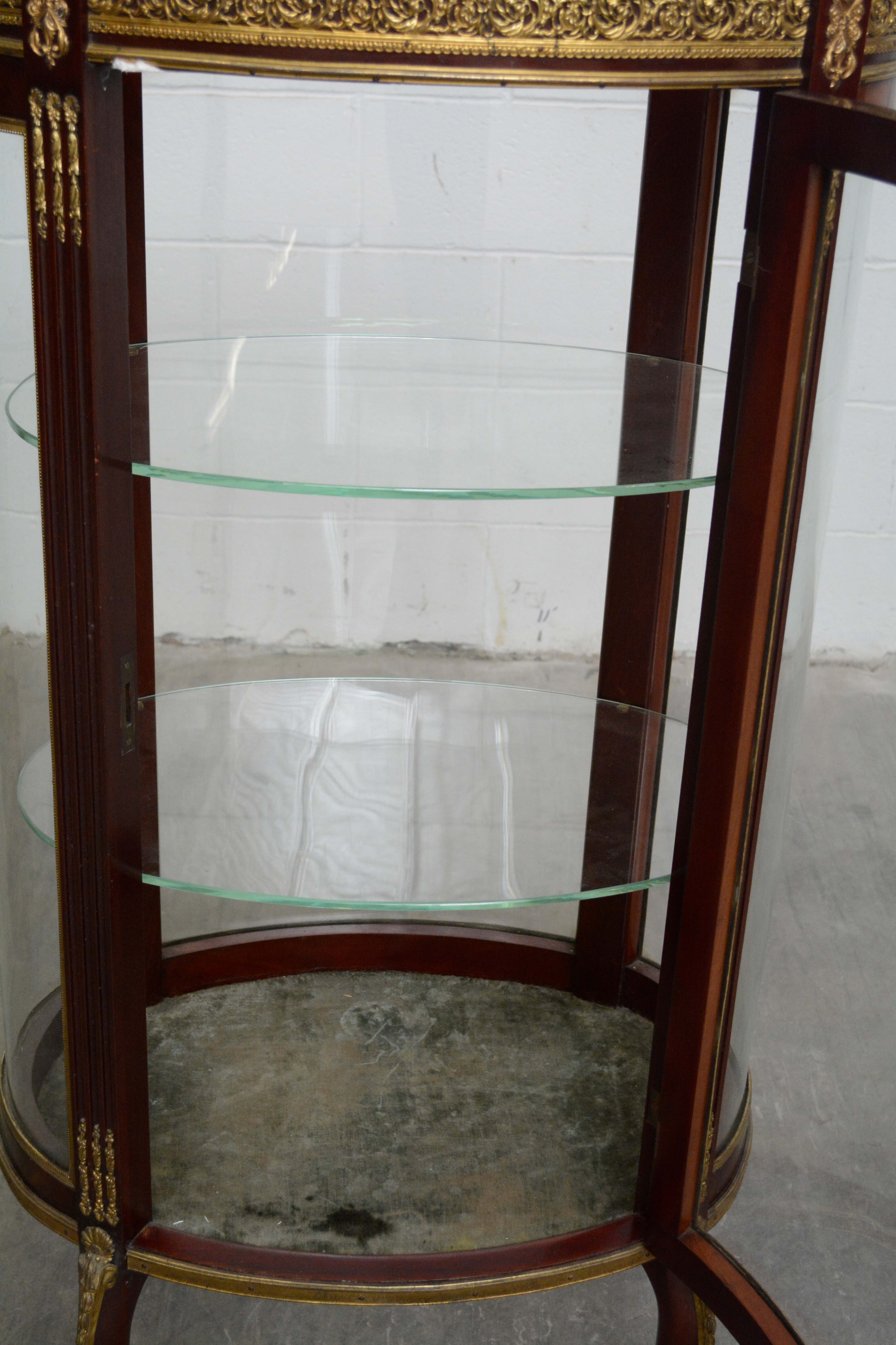 Louis XV Style Mahogany and Glass Curio Cabinet, 20th Century