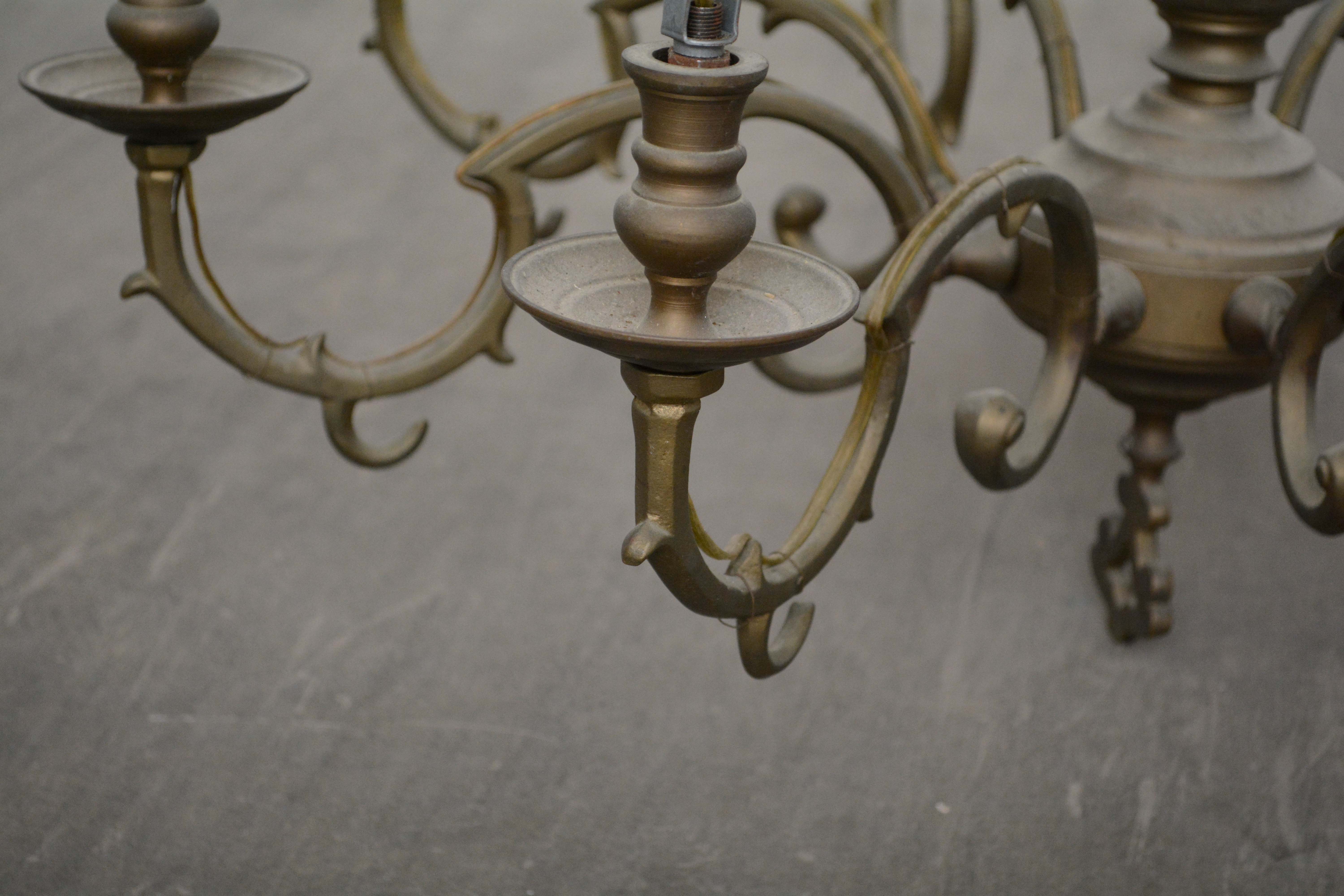 English Georgian Style Eight Arm Brass Chandelier, Early 20th Century