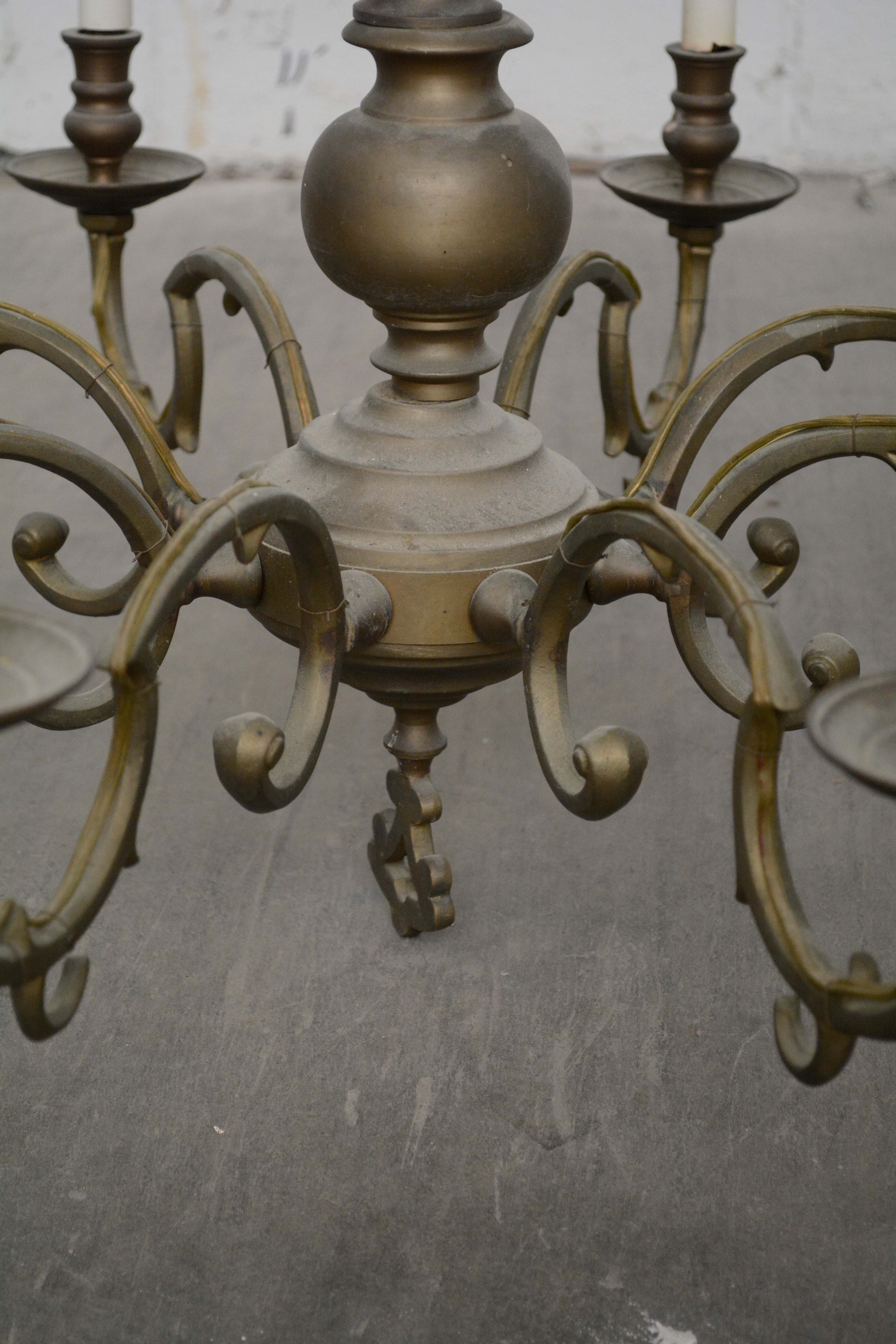 English Georgian Style Eight Arm Brass Chandelier, Early 20th Century