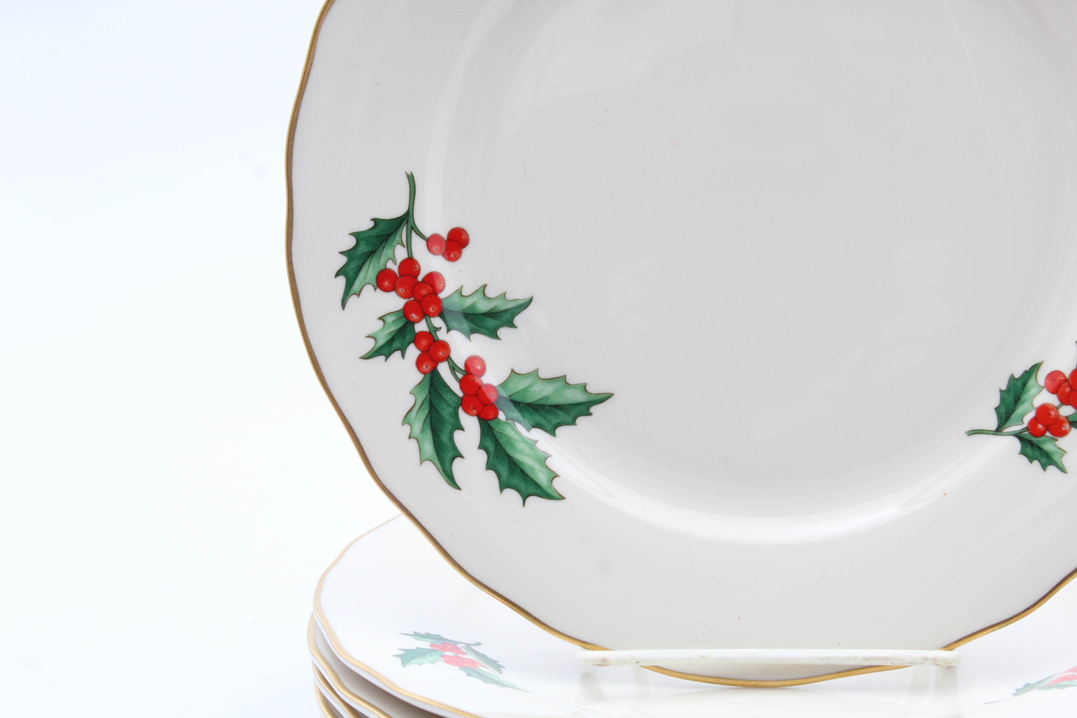 Decorative Christmas Plates Featuring Johnson Bros. and Pickard