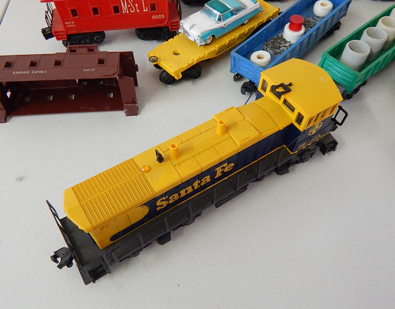 Lionel K-Line Santa Fe 221303 Diesel Engine and Lionel Train Cars